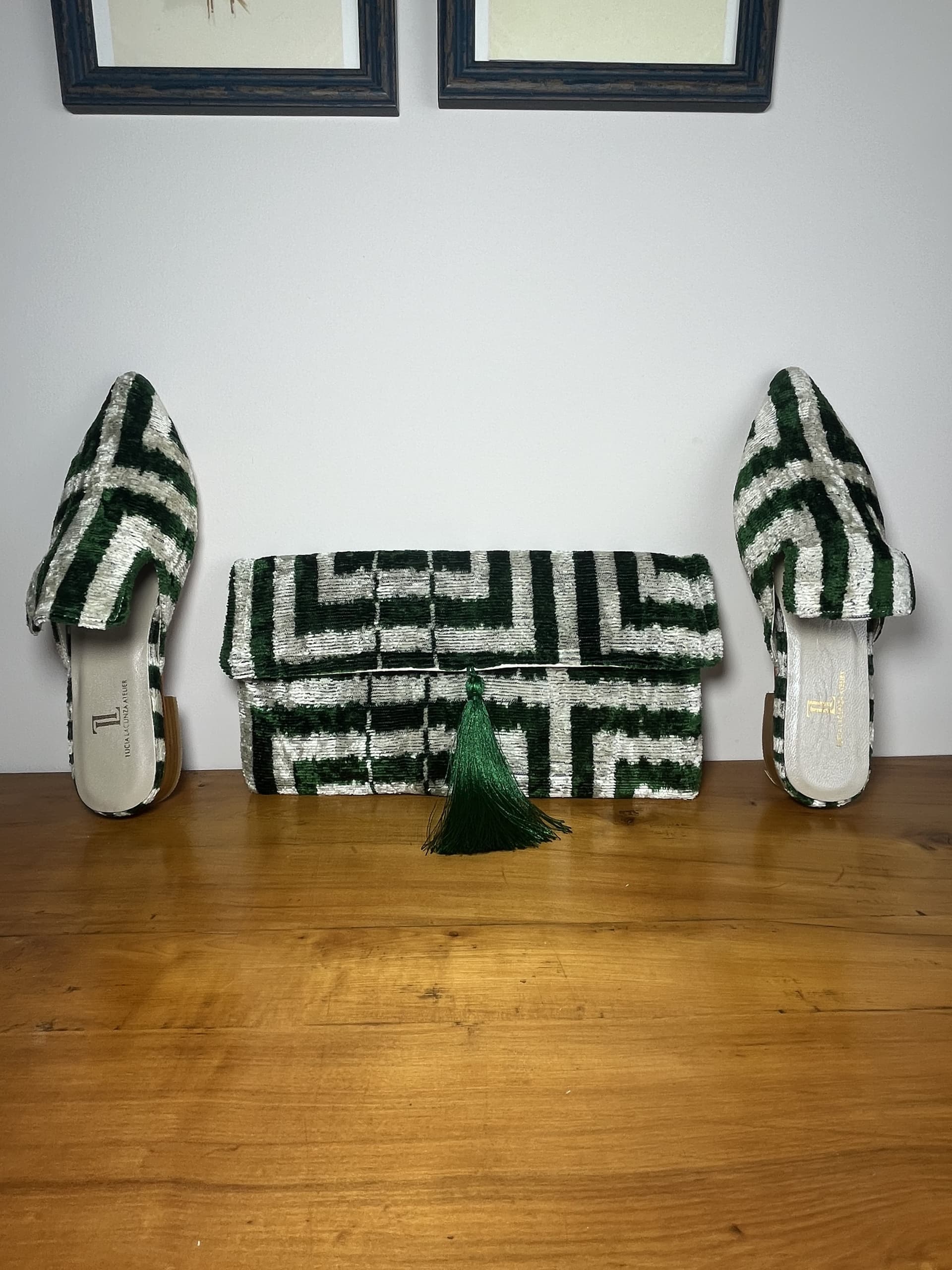 Laurel — mules gris claro y verde artesanal de Lucía Lacunza