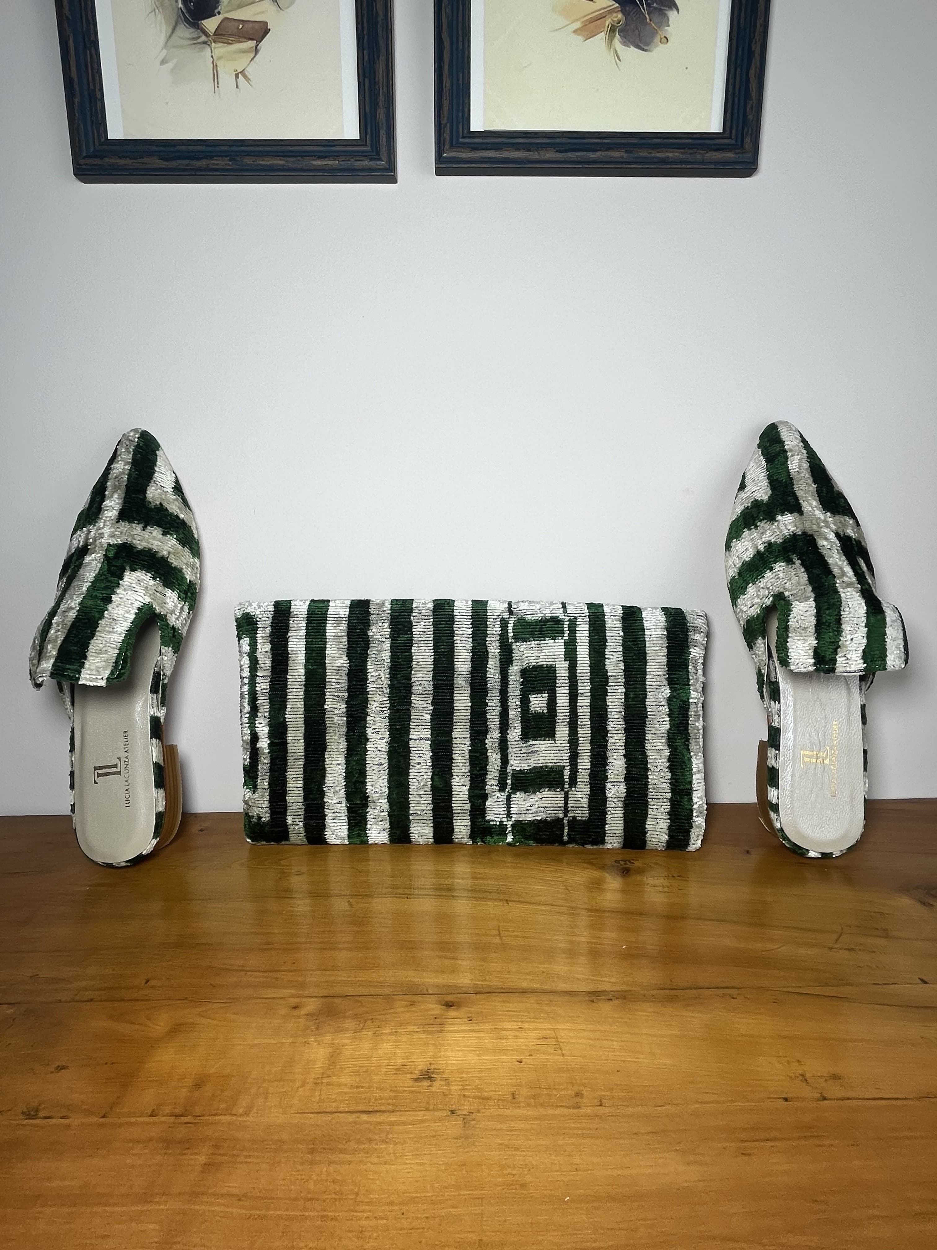 Laurel — mules gris claro y verde artesanal de Lucía Lacunza · vista 2