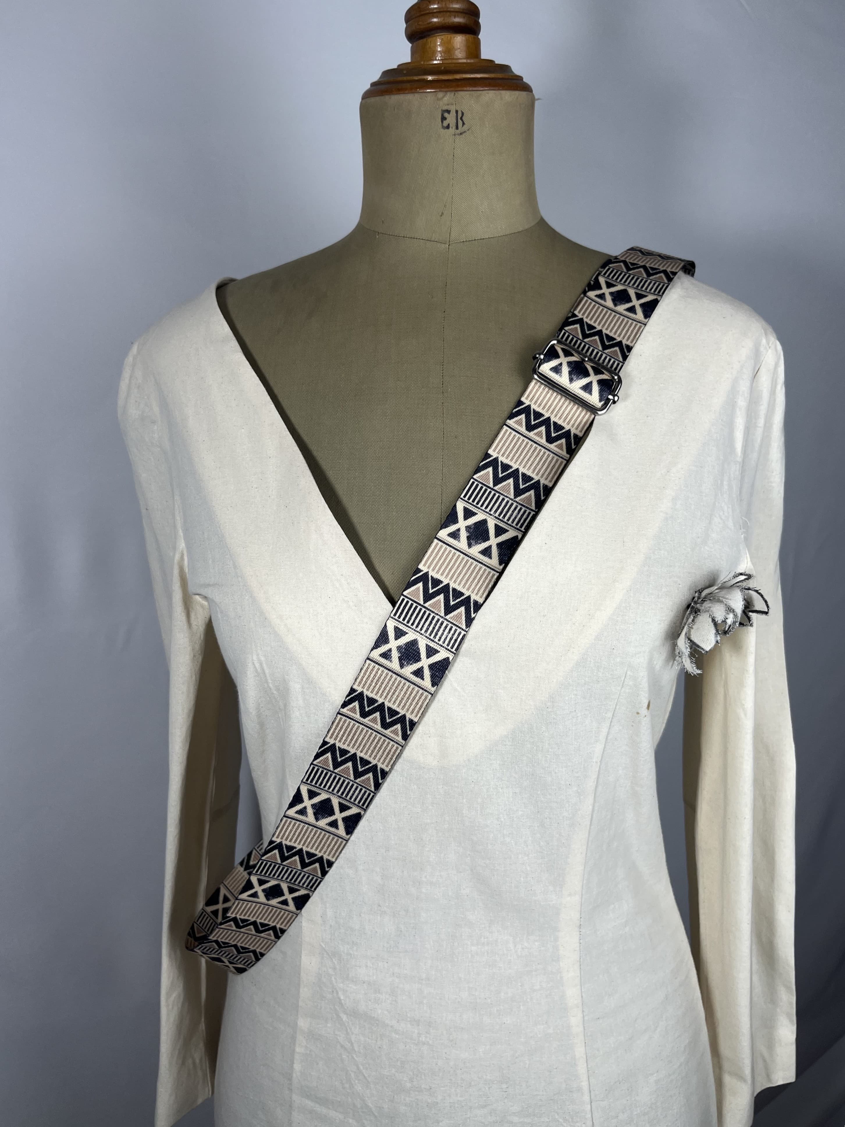 Sahara — accesorio negro y beige y crudo artesanal de Lucía Lacunza