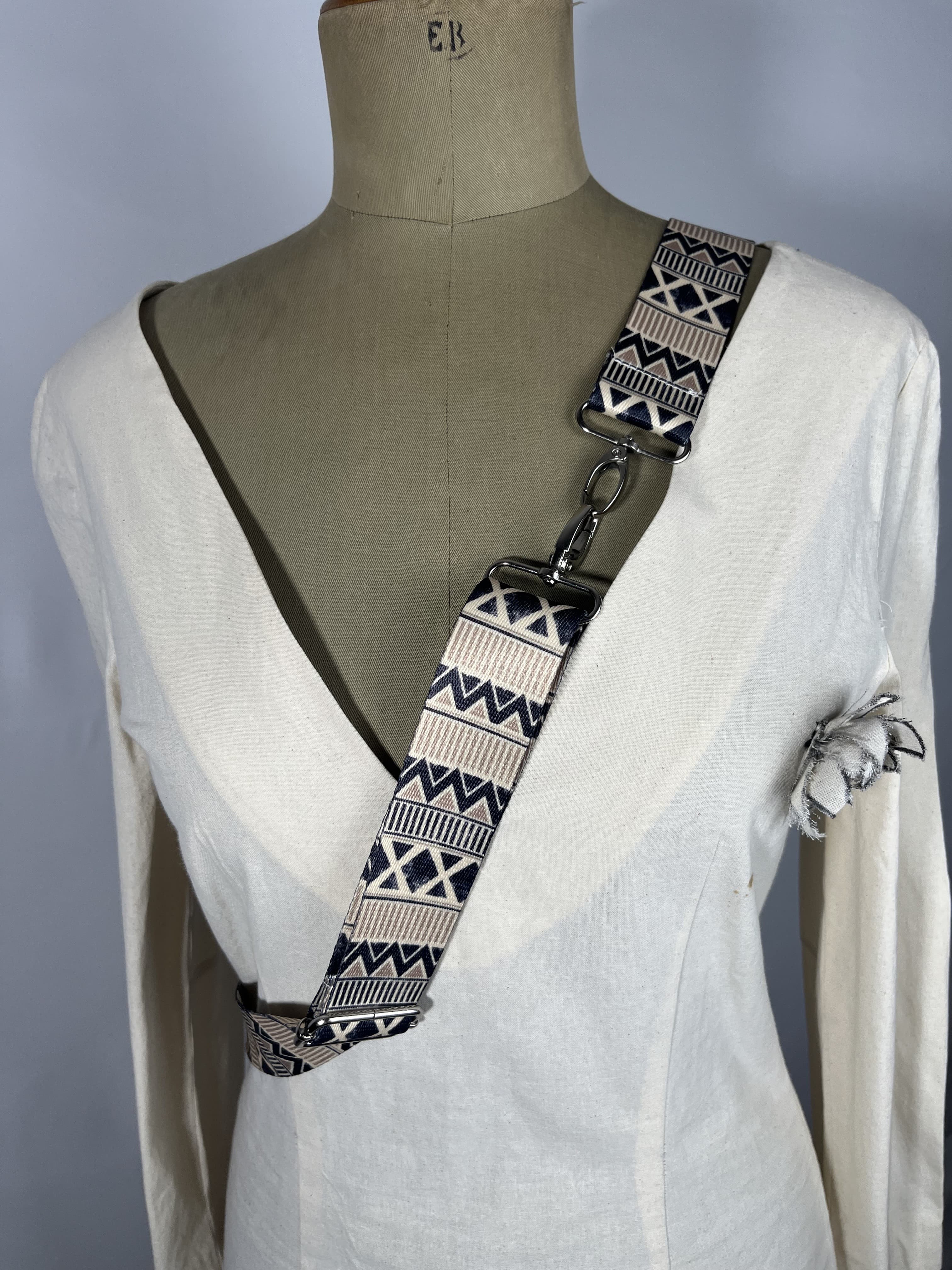 Sahara — accesorio negro y beige y crudo artesanal de Lucía Lacunza · vista 2