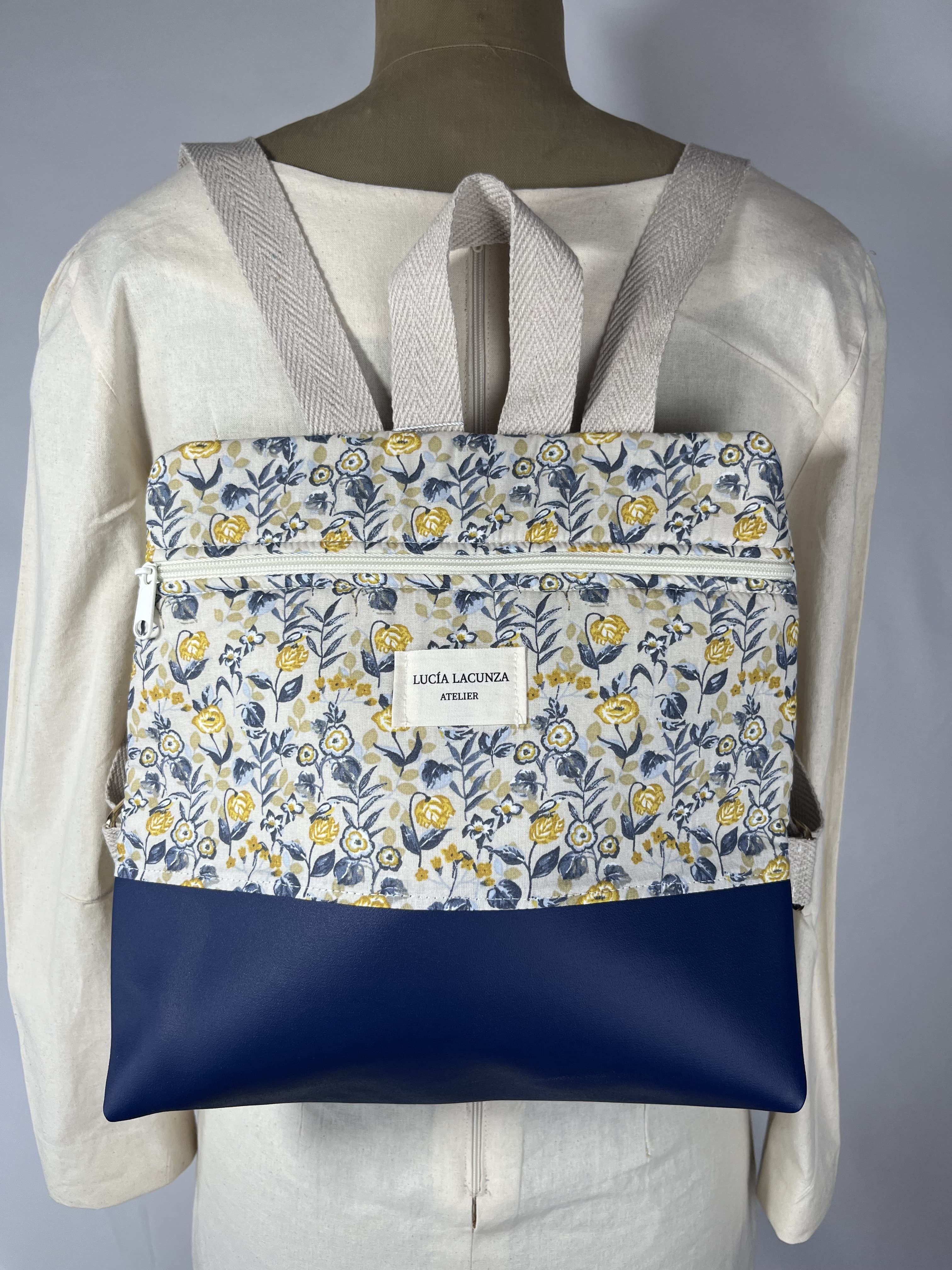 Camille — mochila azul y gris y amarillo y beige artesanal de Lucía Lacunza