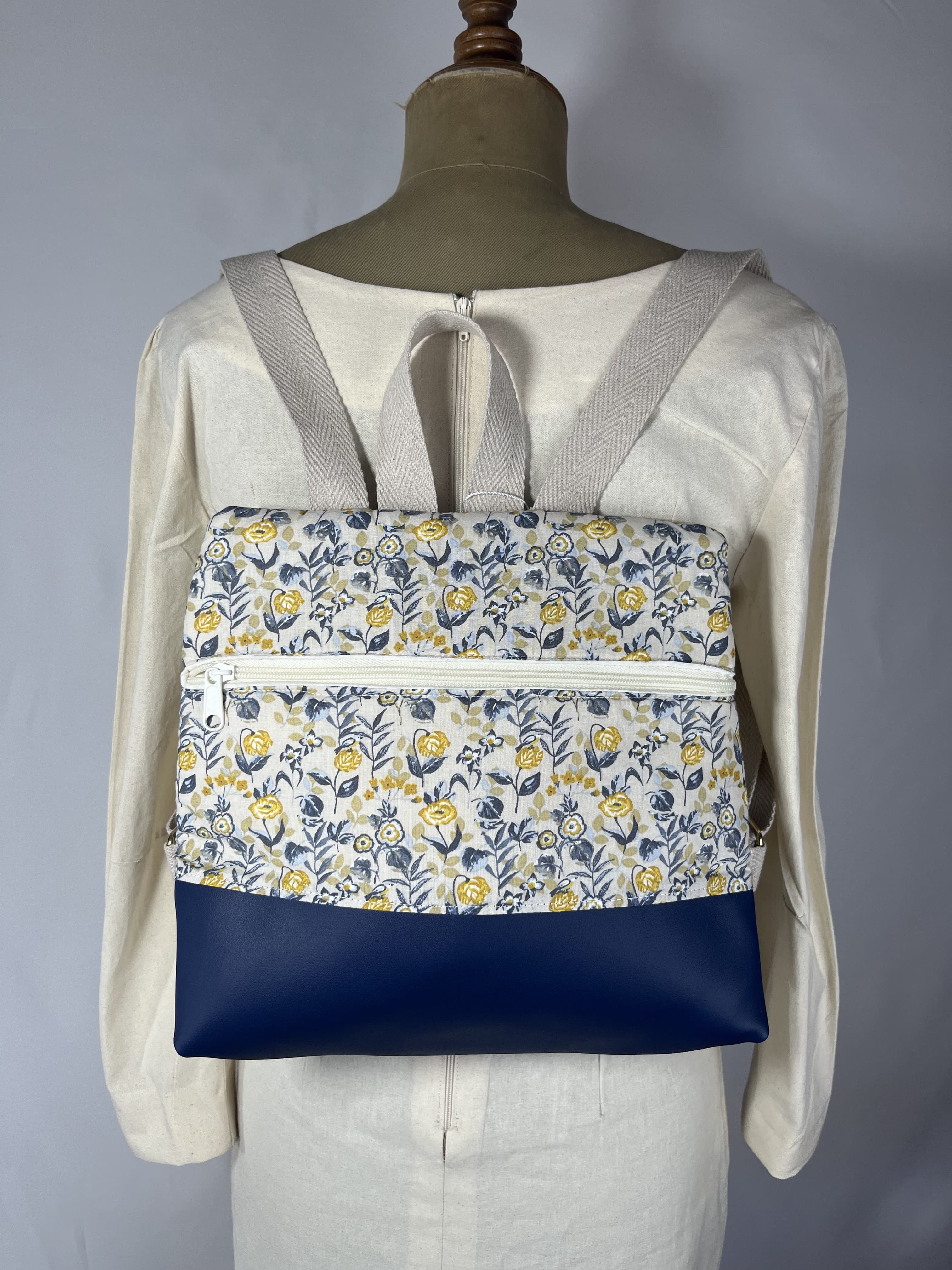 Camille — mochila azul y gris y amarillo y beige artesanal de Lucía Lacunza · vista 2