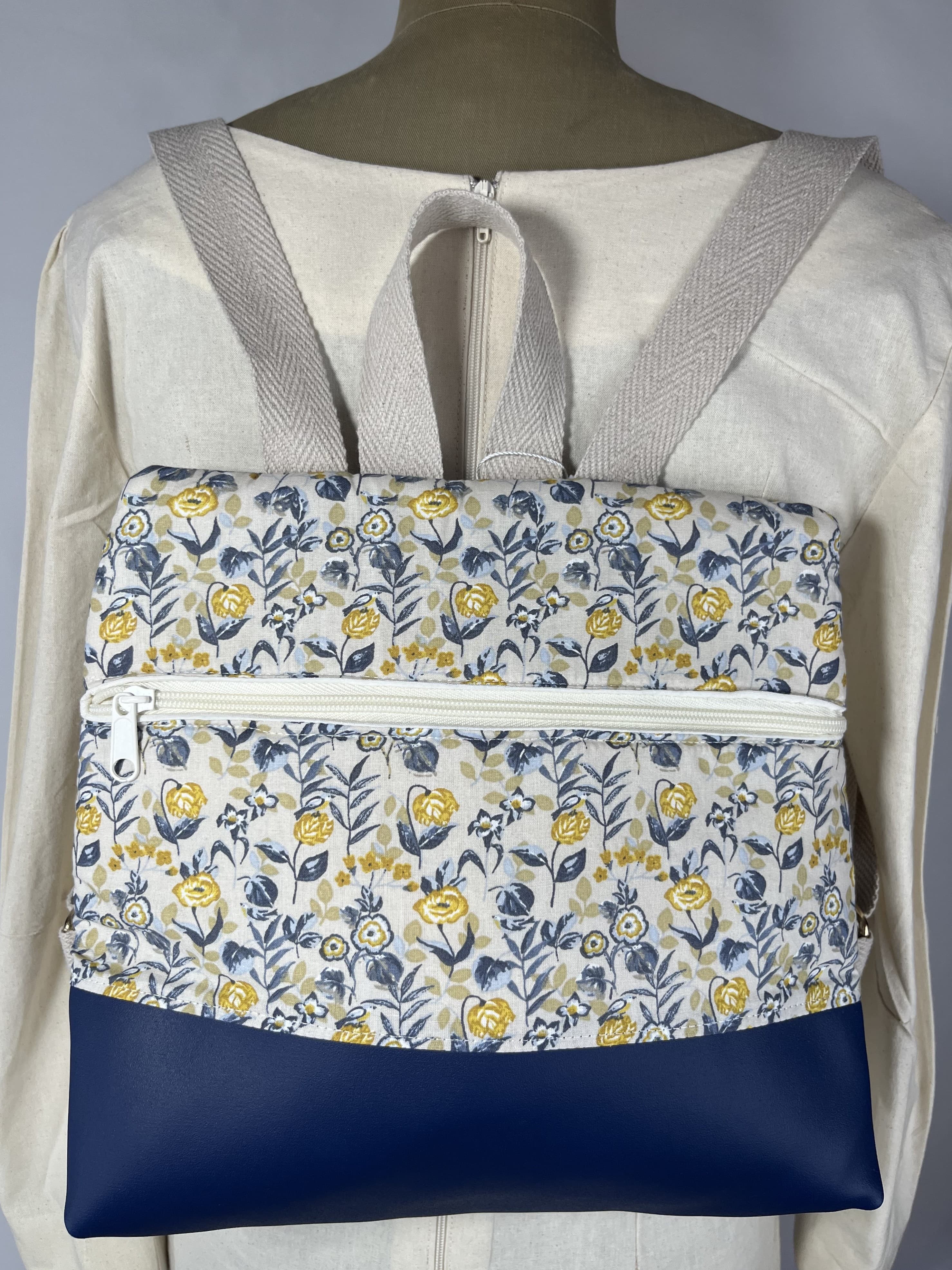 Camille — mochila azul y gris y amarillo y beige artesanal de Lucía Lacunza · vista 3