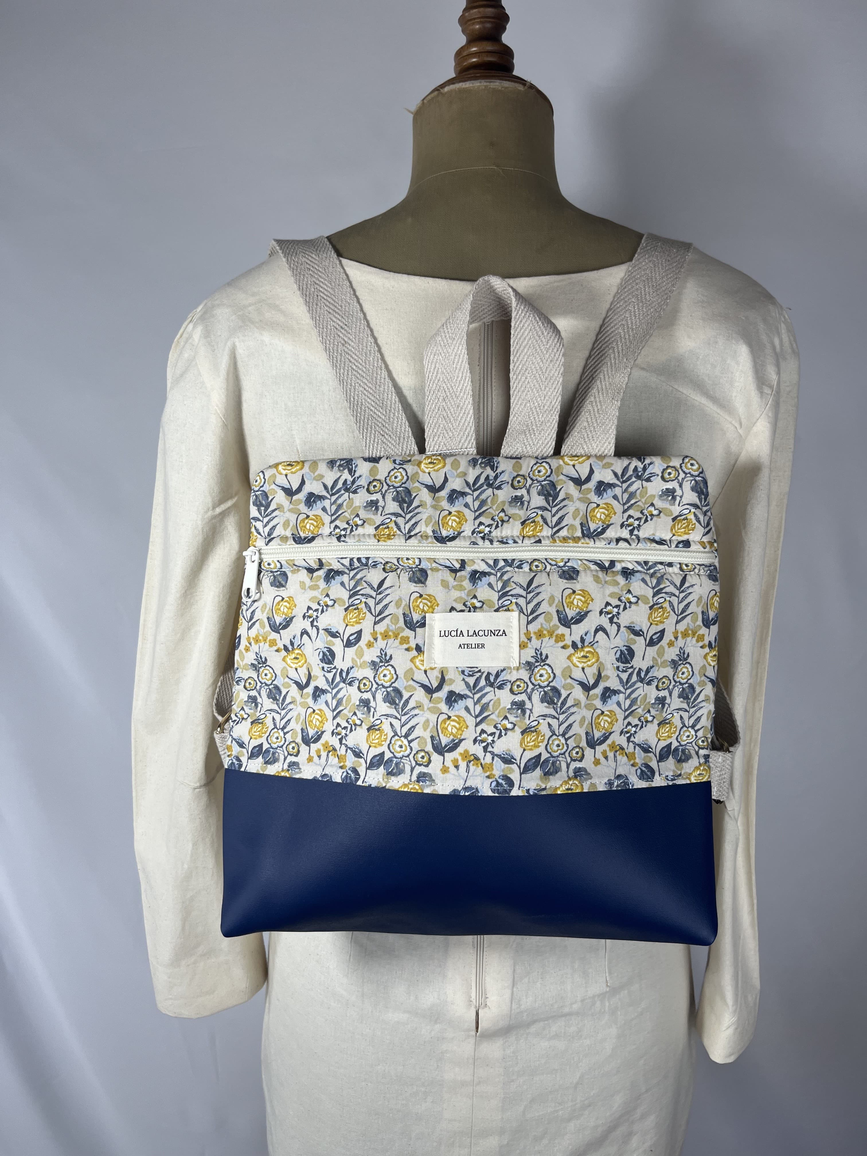 Camille — mochila azul y gris y amarillo y beige artesanal de Lucía Lacunza · vista 4