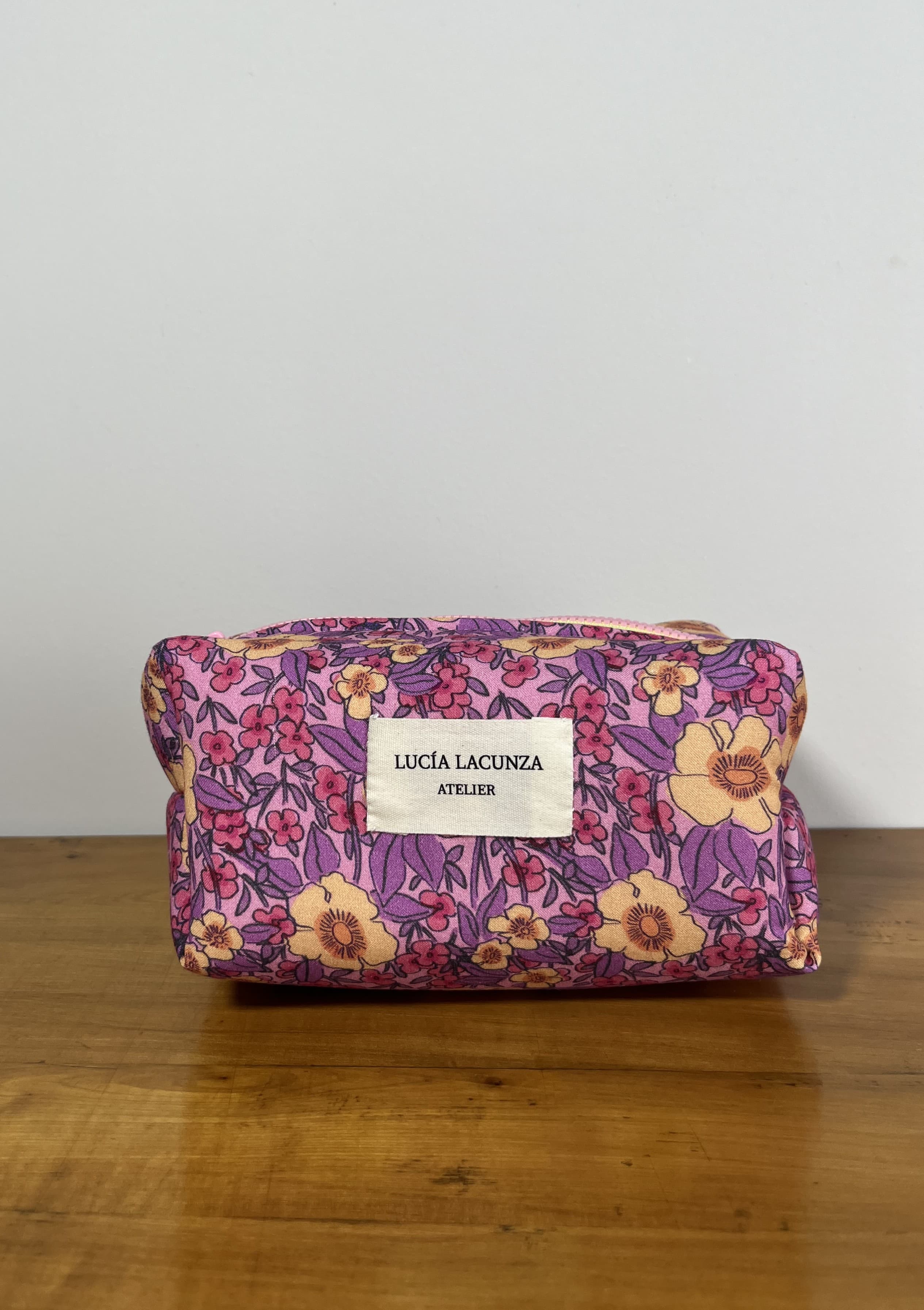 Bloom — neceser rosa y amarillo y violeta artesanal de Lucía Lacunza