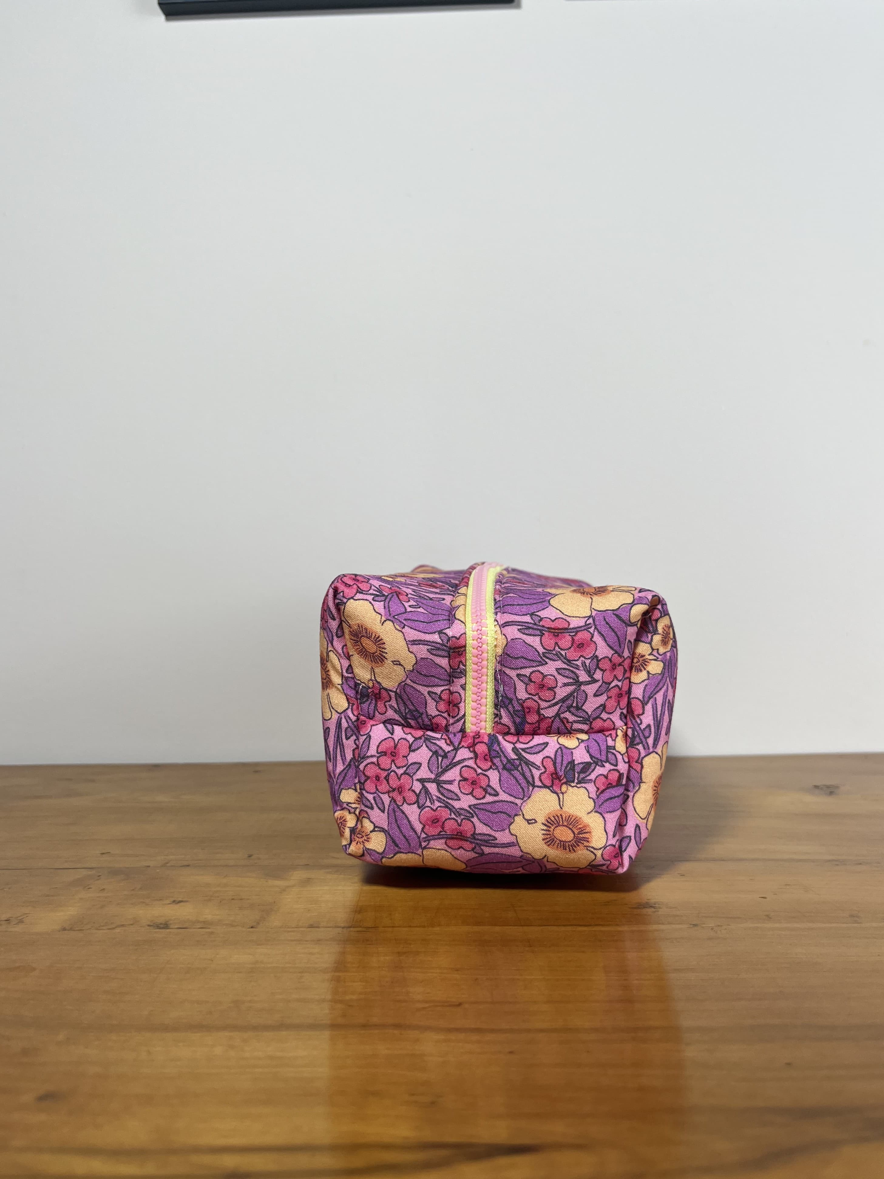 Bloom — neceser rosa y amarillo y violeta artesanal de Lucía Lacunza · vista 2