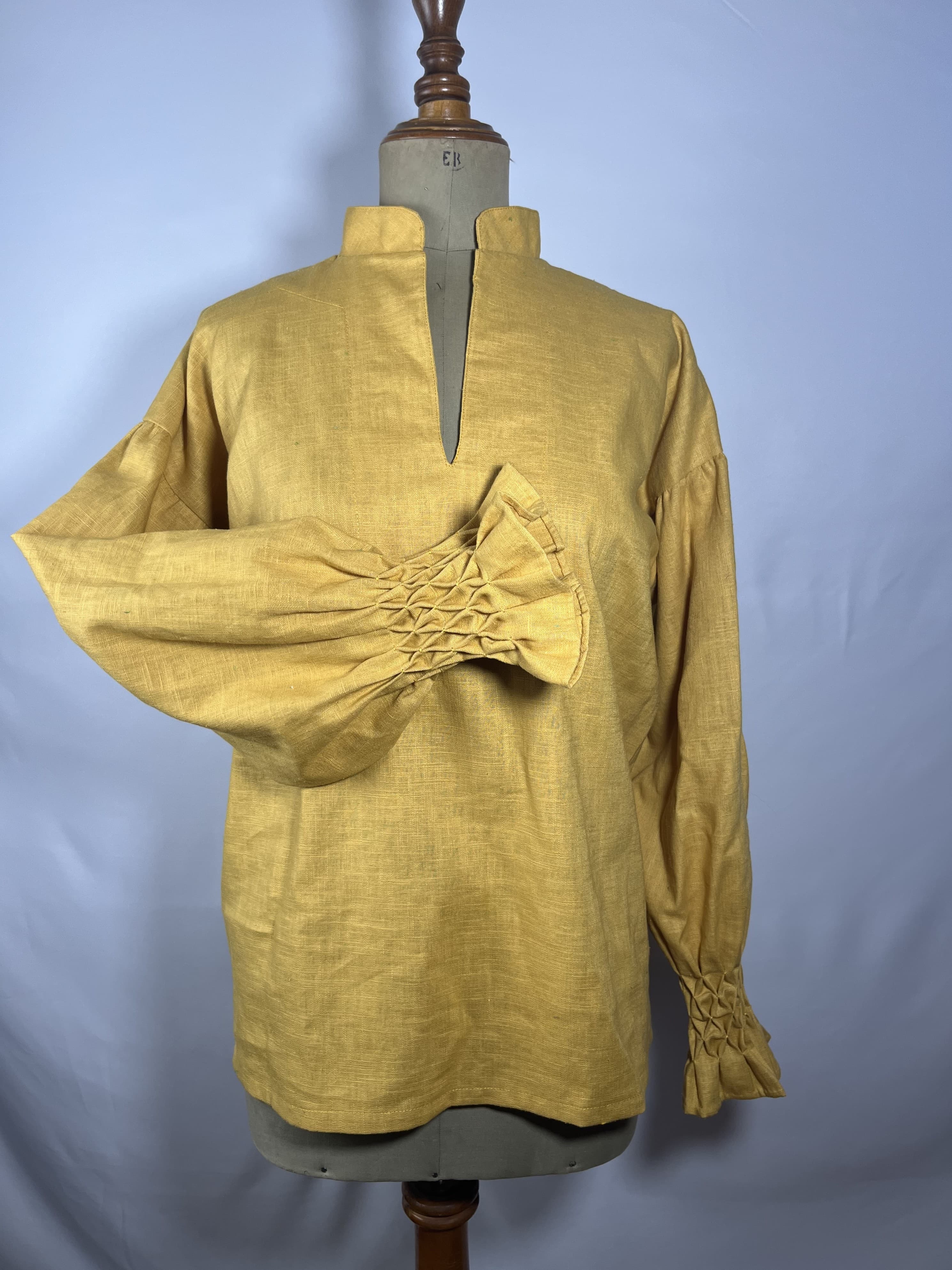 Dore — blusa mostaza artesanal de Lucía Lacunza