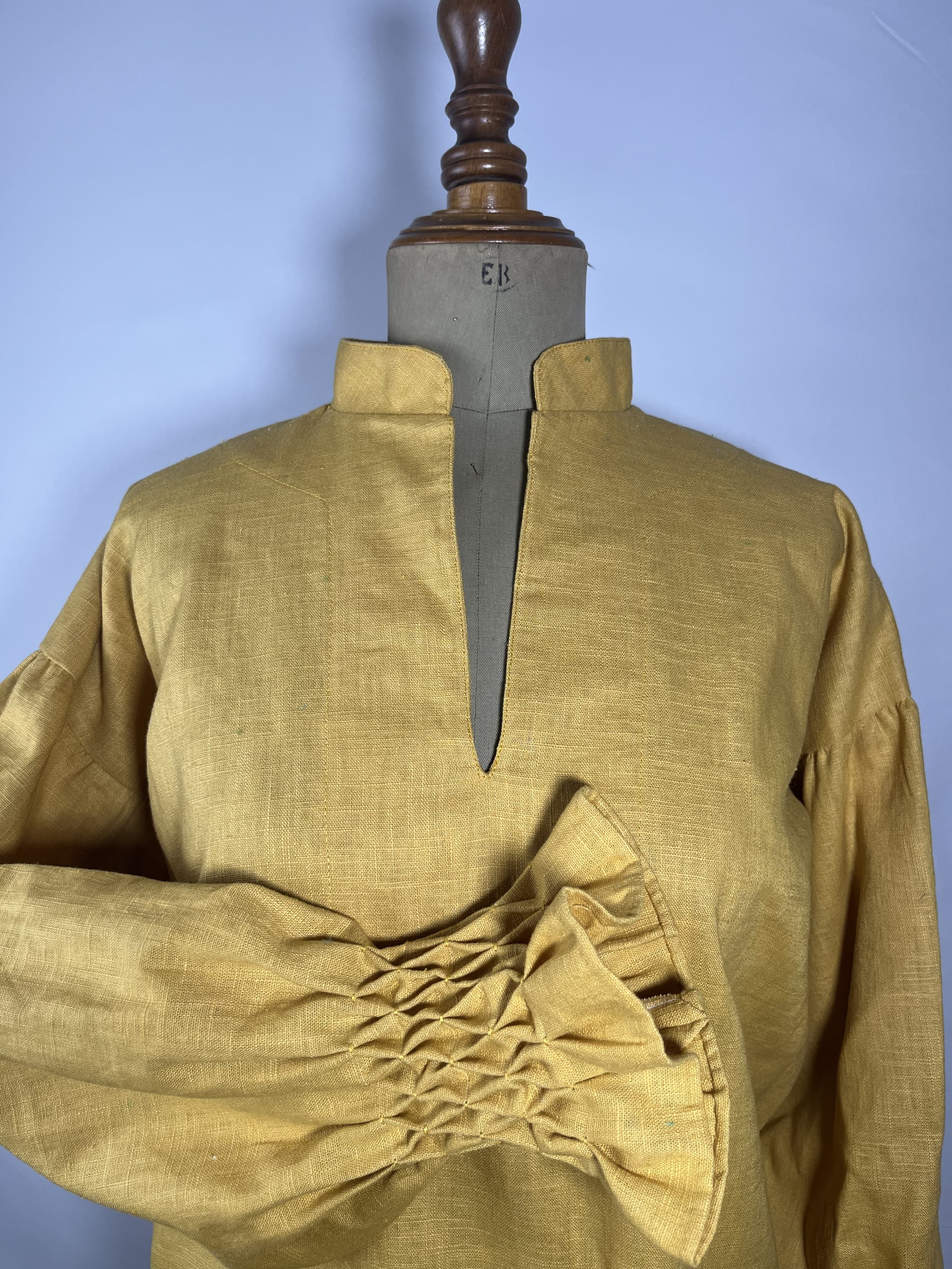 Dore — blusa mostaza artesanal de Lucía Lacunza · vista 3