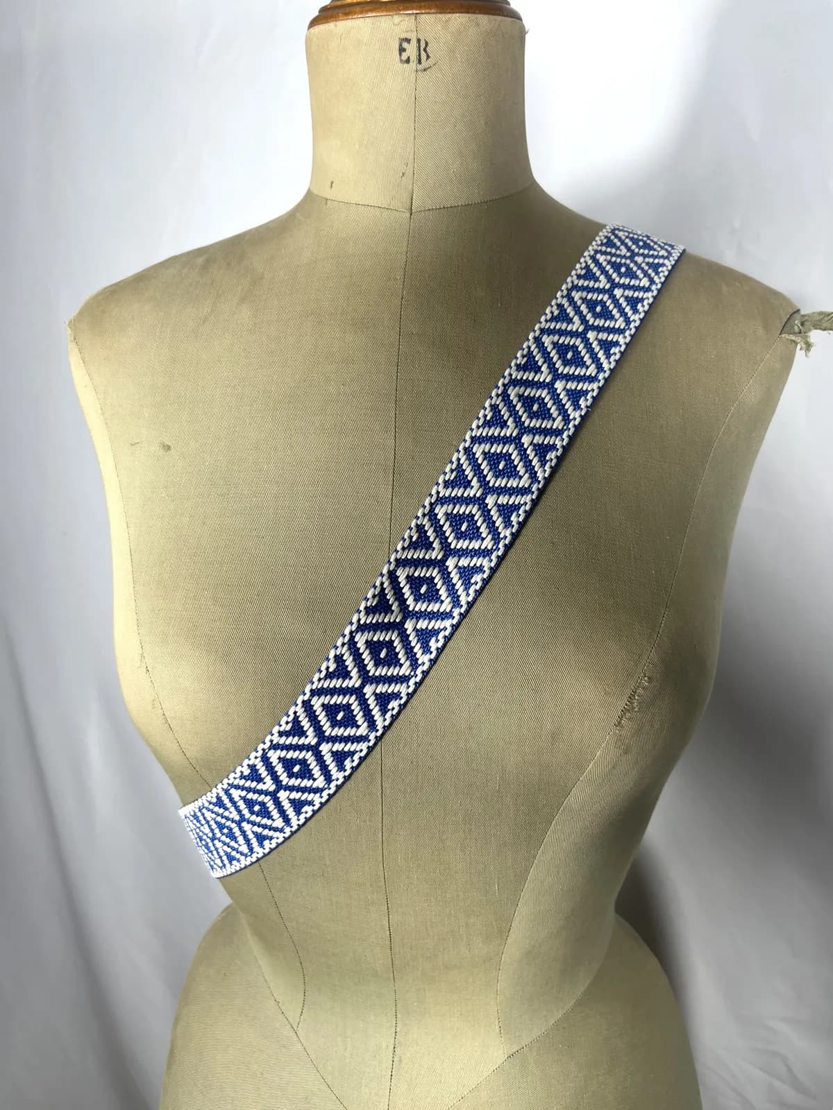 Cora — accesorio azul y blanco artesanal de Lucía Lacunza