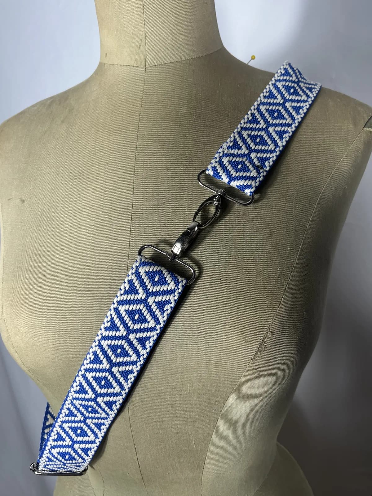Cora — accesorio azul y blanco artesanal de Lucía Lacunza · vista 2