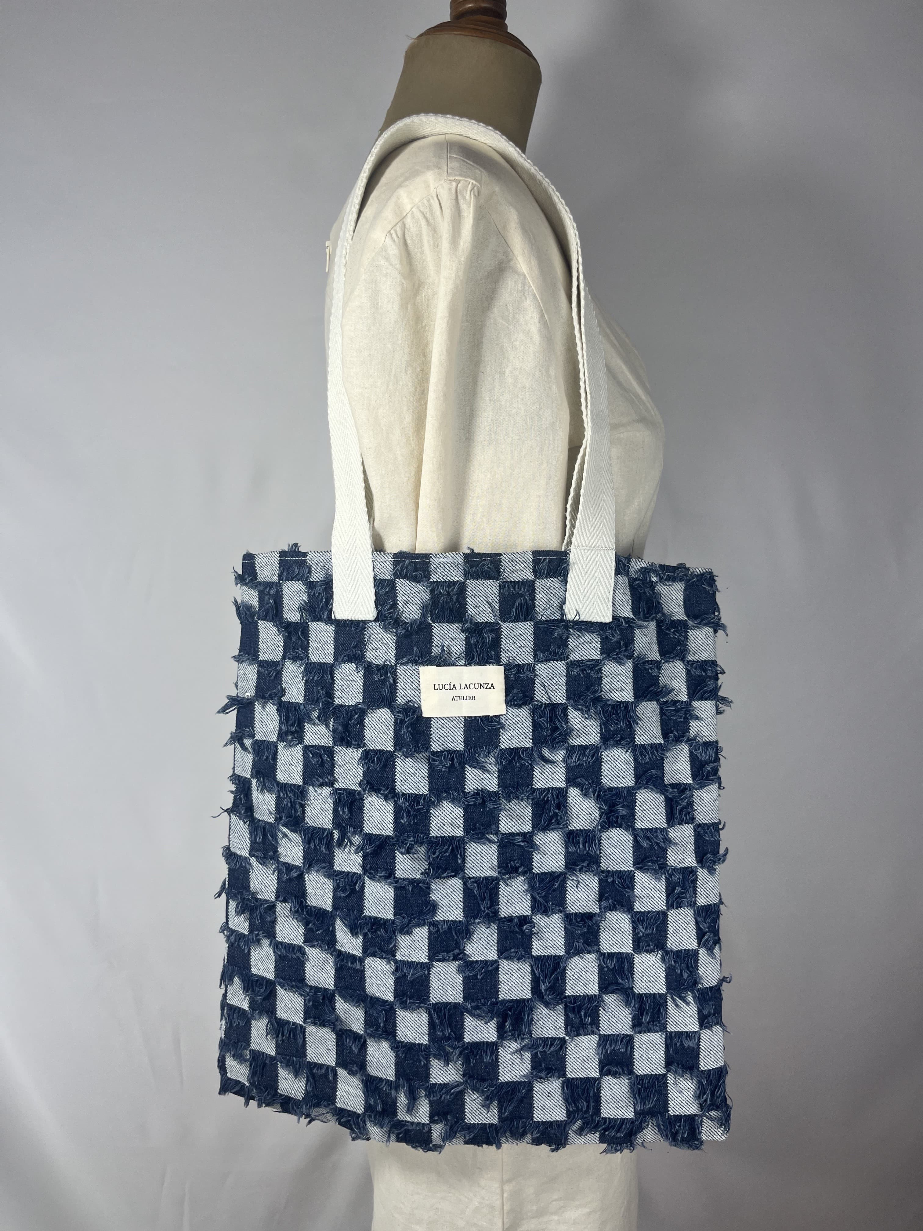 Chess — bolso azul y blanco artesanal de Lucía Lacunza
