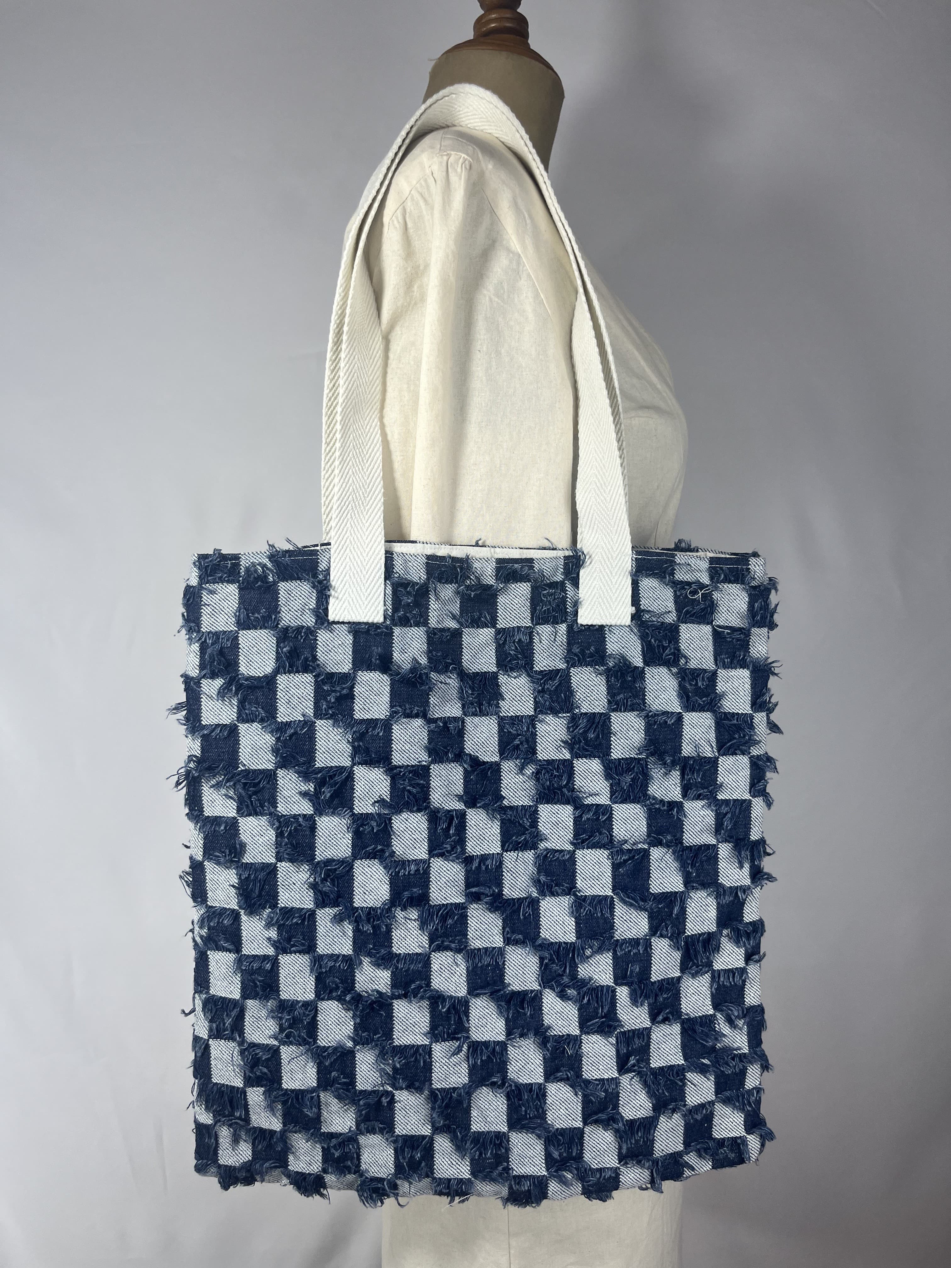 Chess — bolso azul y blanco artesanal de Lucía Lacunza · vista 3