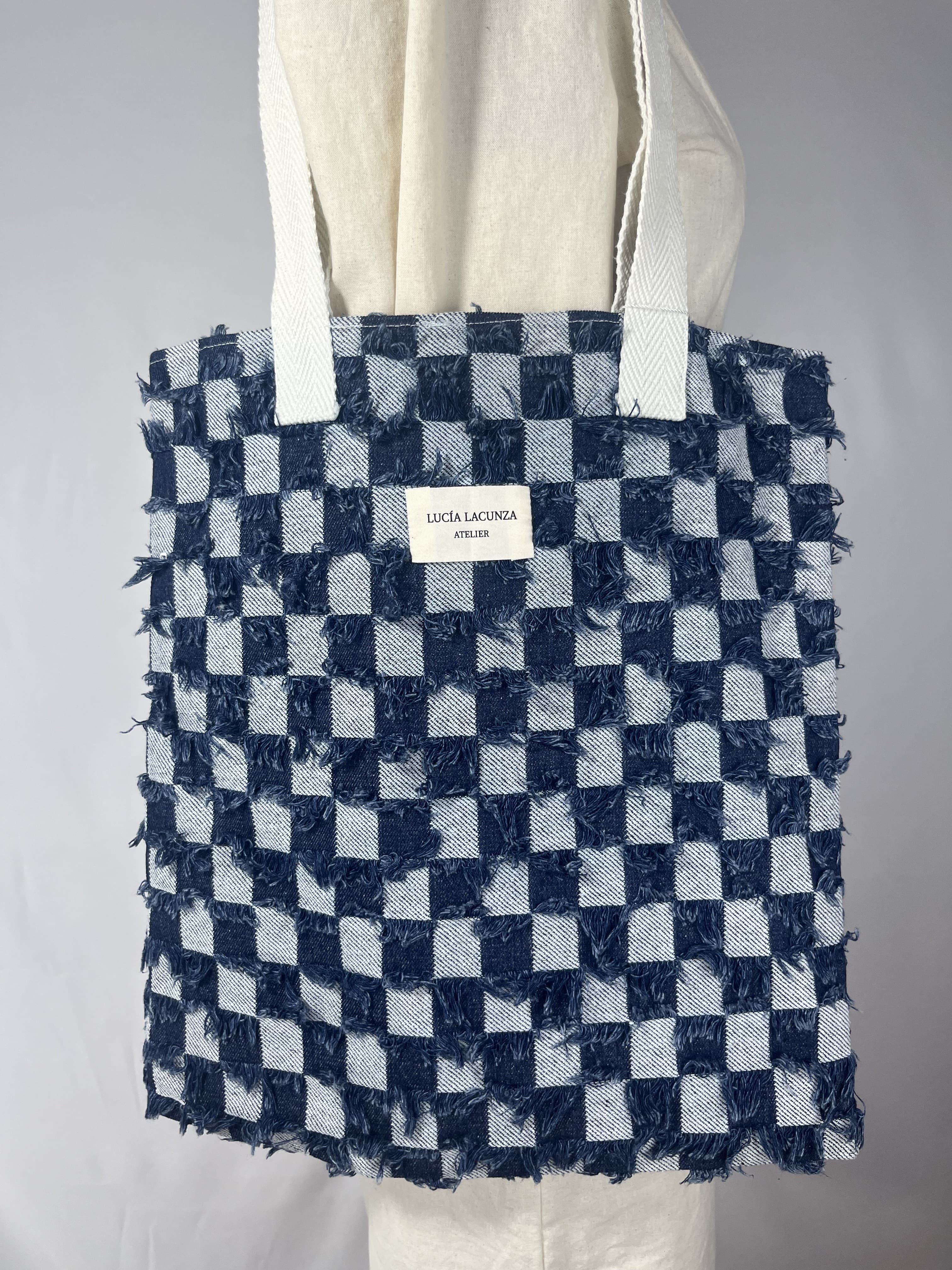 Chess — bolso azul y blanco artesanal de Lucía Lacunza · vista 4