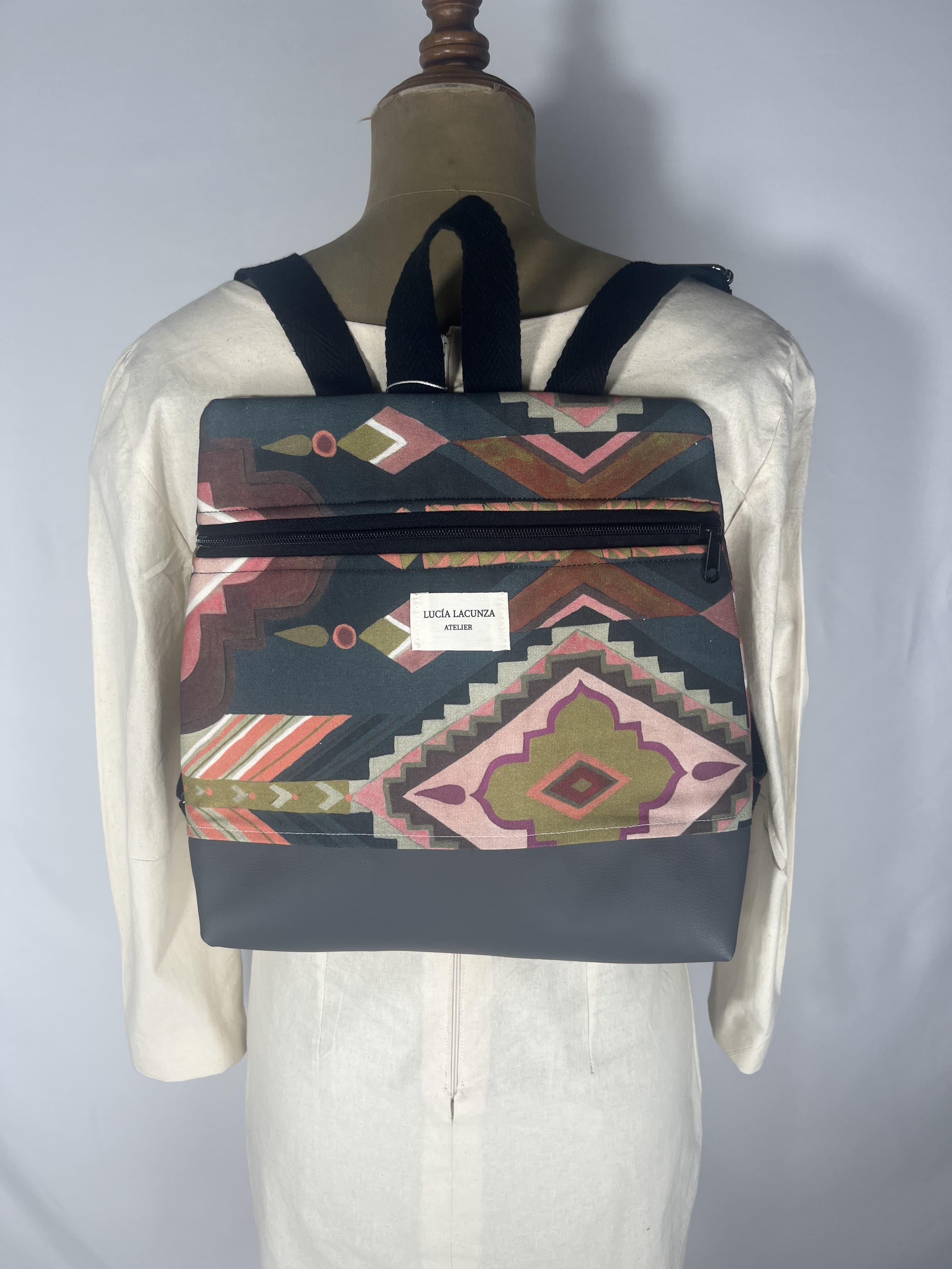 Prisma — mochila negro y verde y amarillo artesanal de Lucía Lacunza