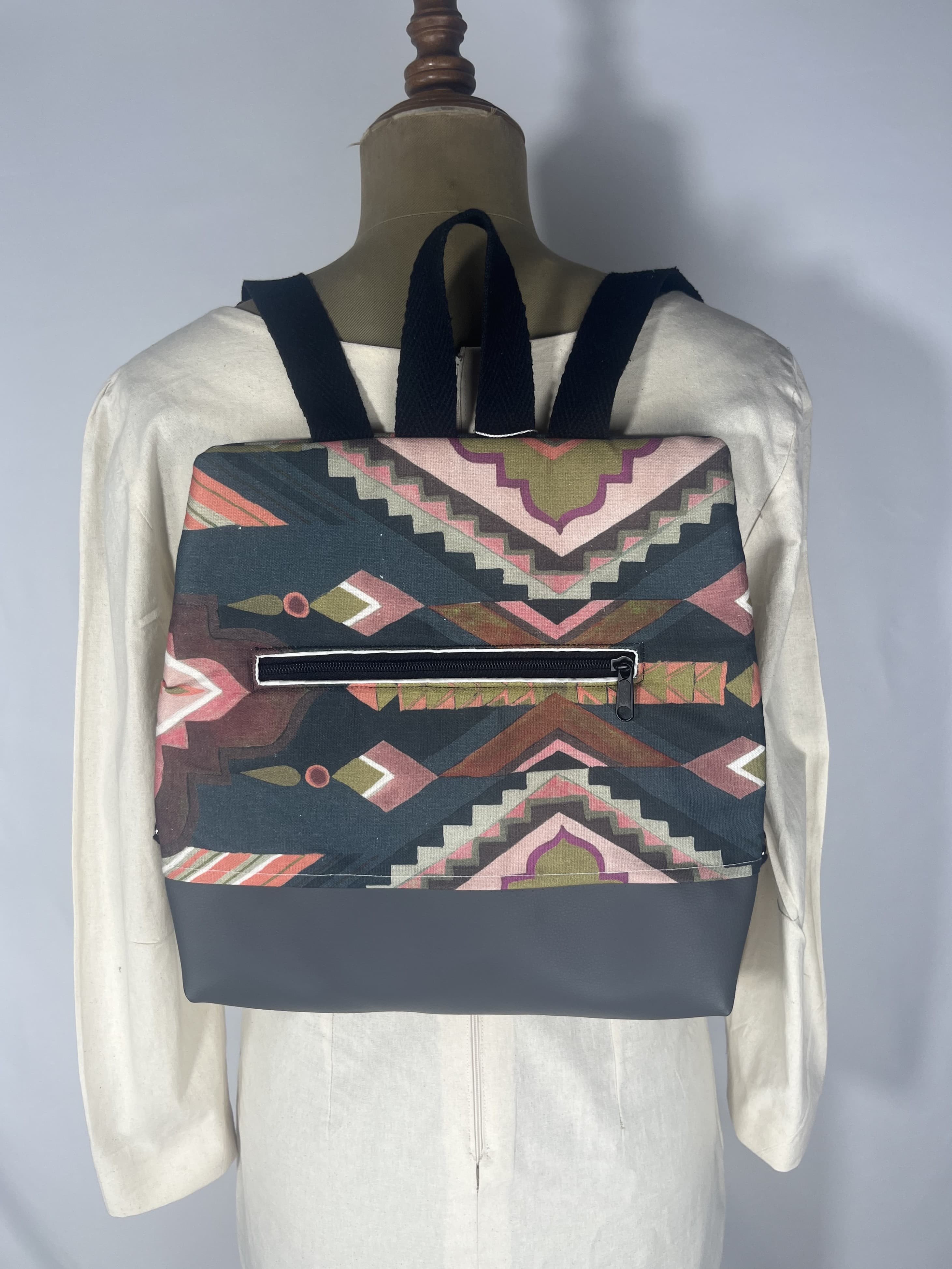 Prisma — mochila negro y verde y amarillo artesanal de Lucía Lacunza · vista 2