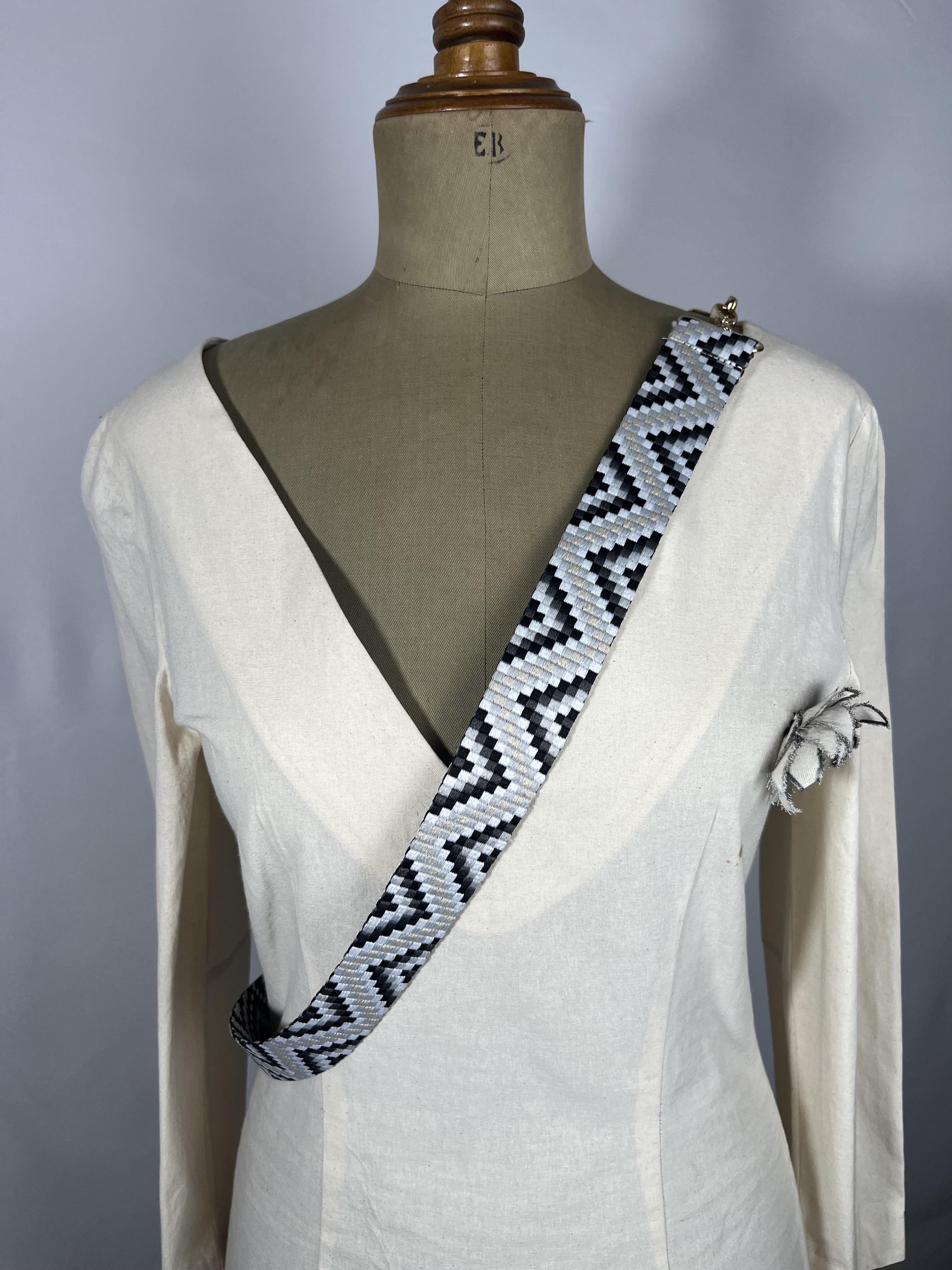 Marengo — accesorio gris y beige y negro artesanal de Lucía Lacunza