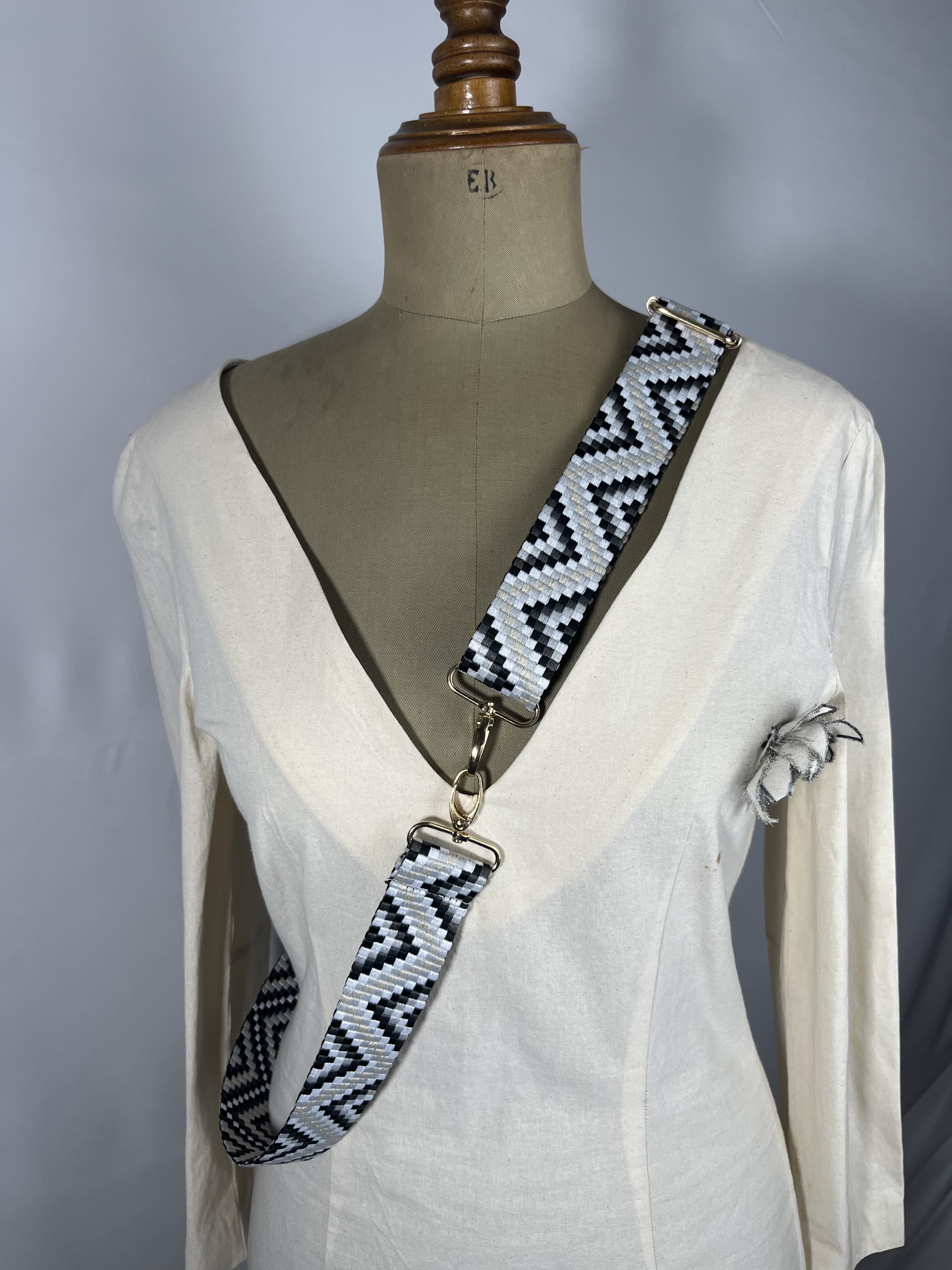 Marengo — accesorio gris y beige y negro artesanal de Lucía Lacunza · vista 2