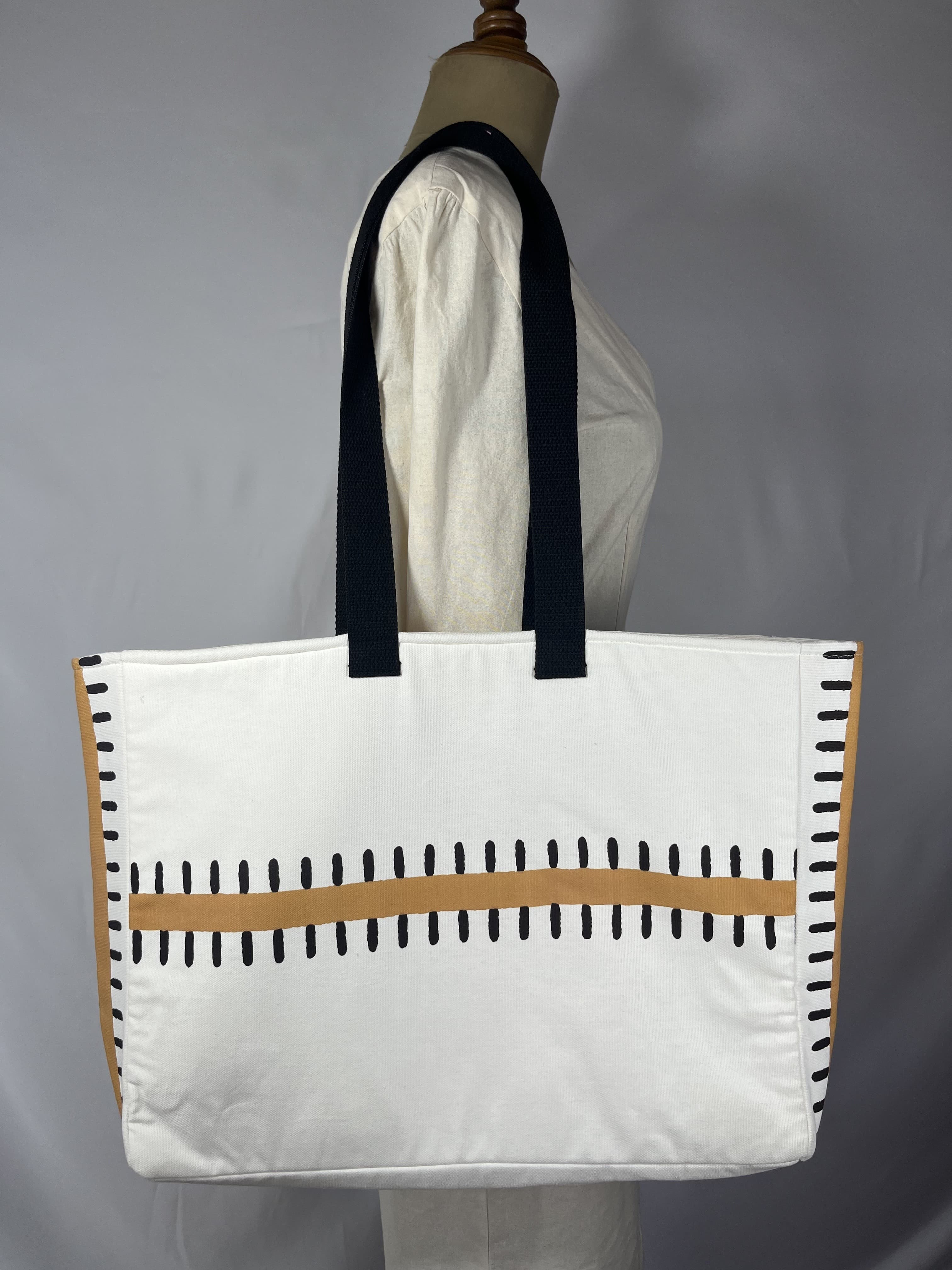 Marea — bolso mostaza y negro y blanco artesanal de Lucía Lacunza · vista 3