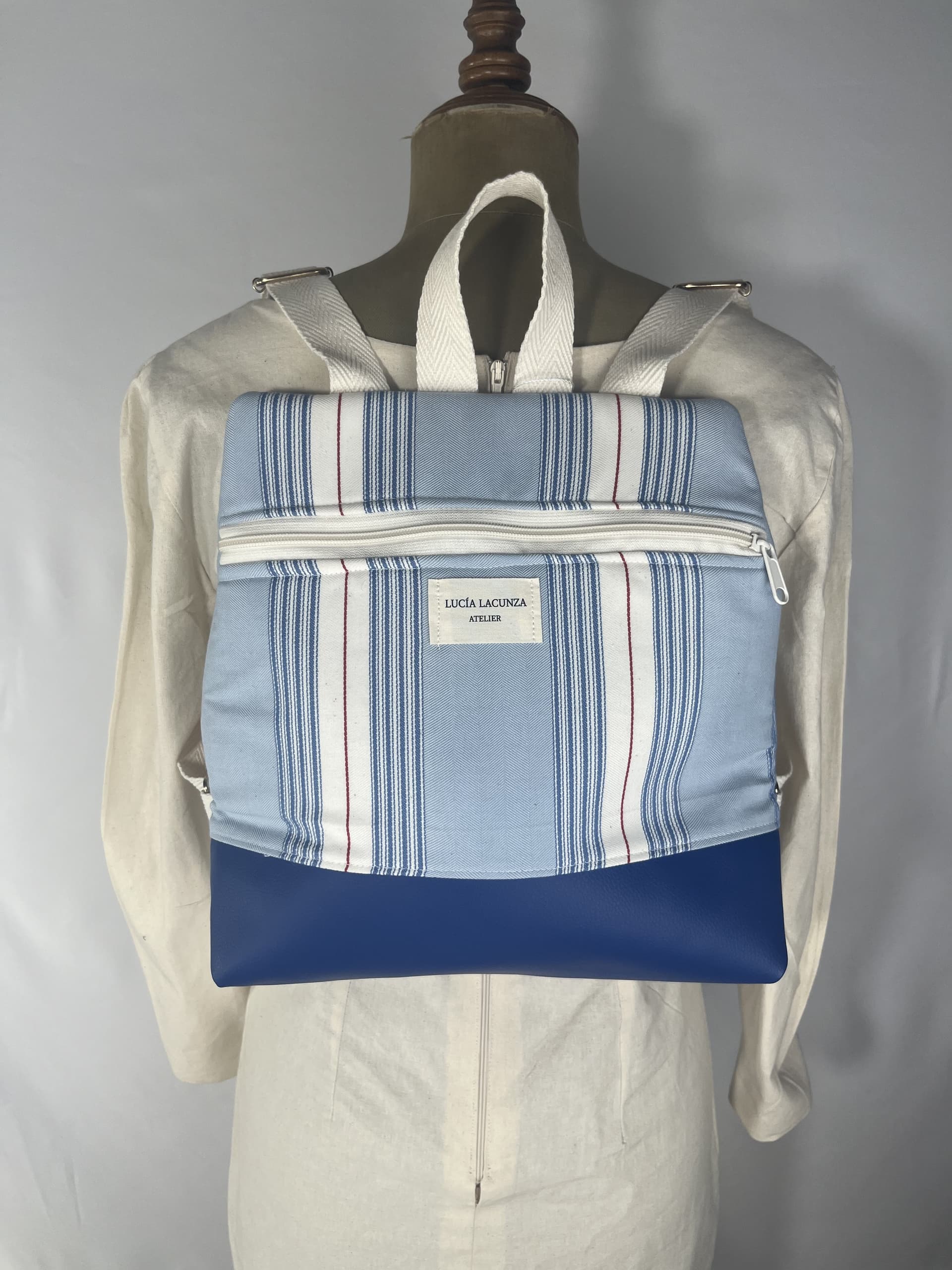 Ola — mochila azul y rojo y blanco artesanal de Lucía Lacunza