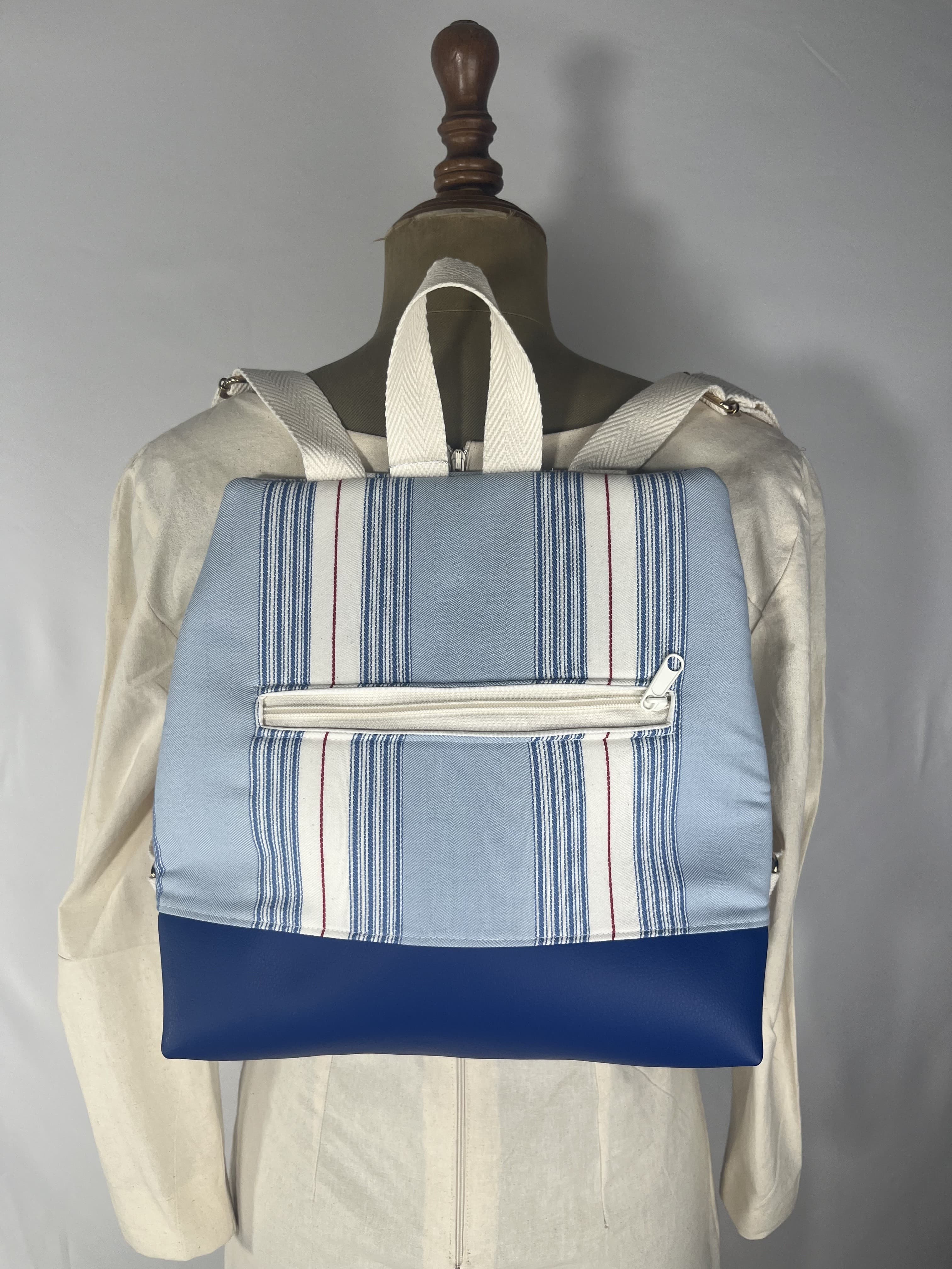 Ola — mochila azul y rojo y blanco artesanal de Lucía Lacunza · vista 2