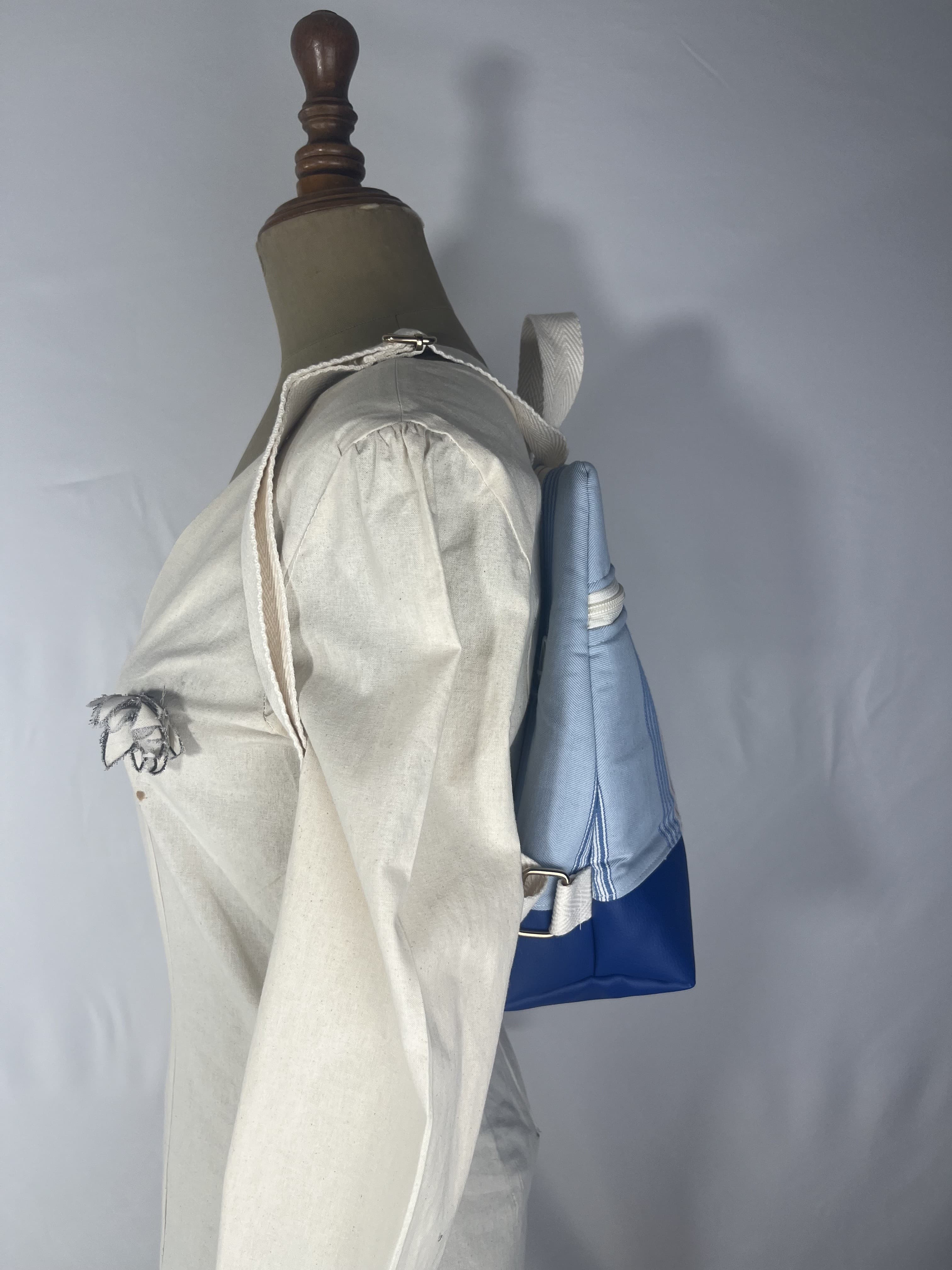 Ola — mochila azul y rojo y blanco artesanal de Lucía Lacunza · vista 3
