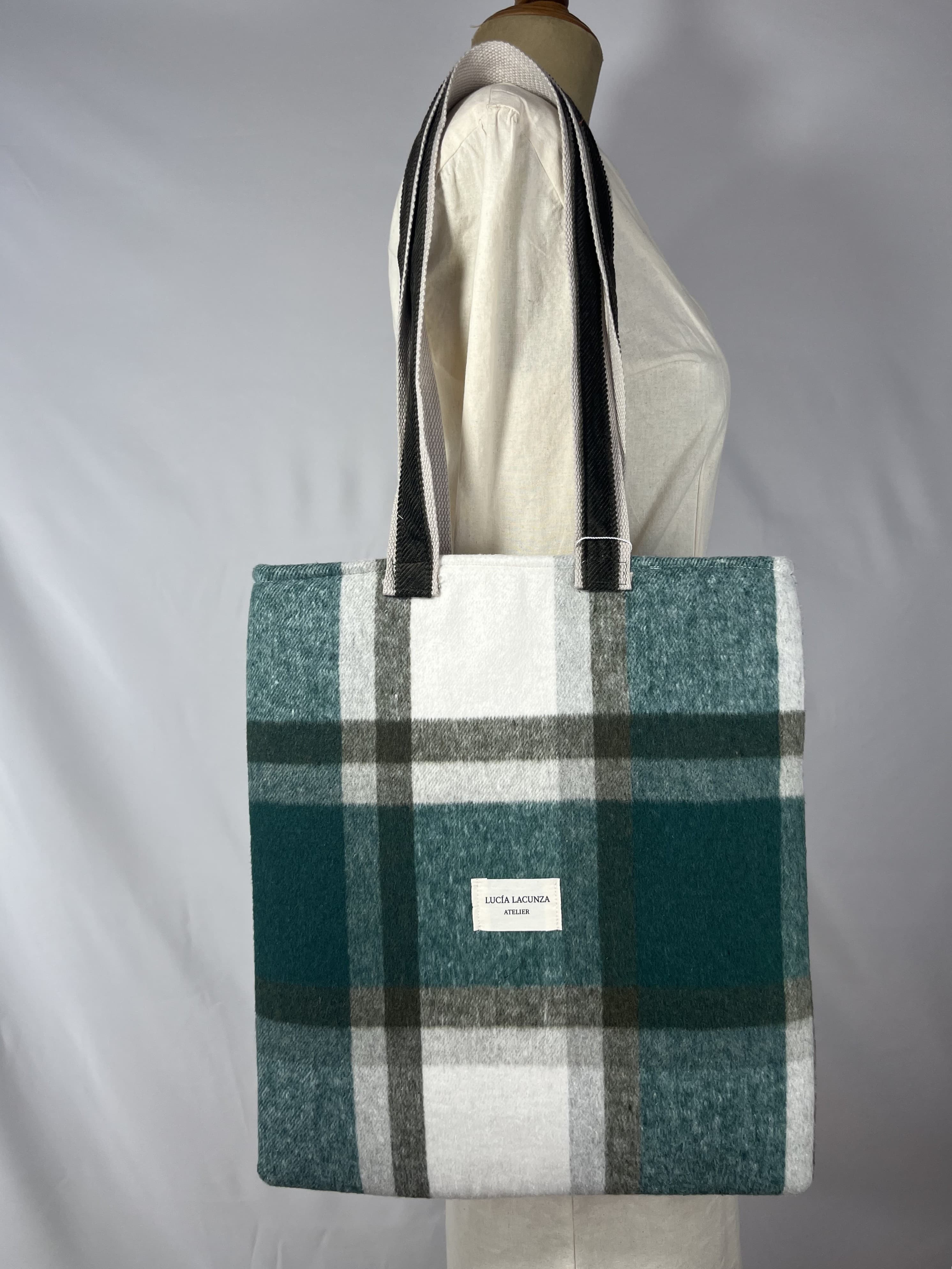 Abeto — bolso verde y gris y blanco artesanal de Lucía Lacunza