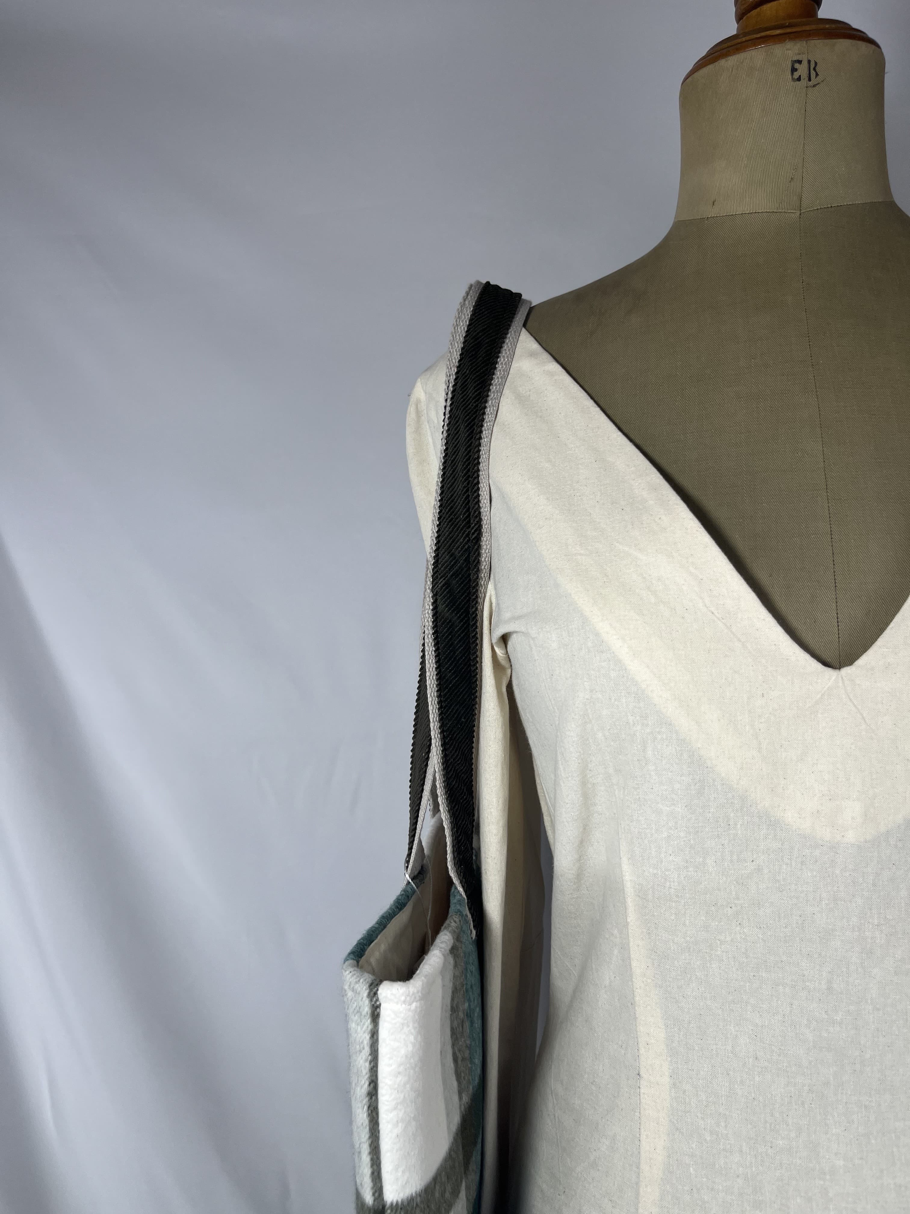 Abeto — bolso verde y gris y blanco artesanal de Lucía Lacunza · vista 2