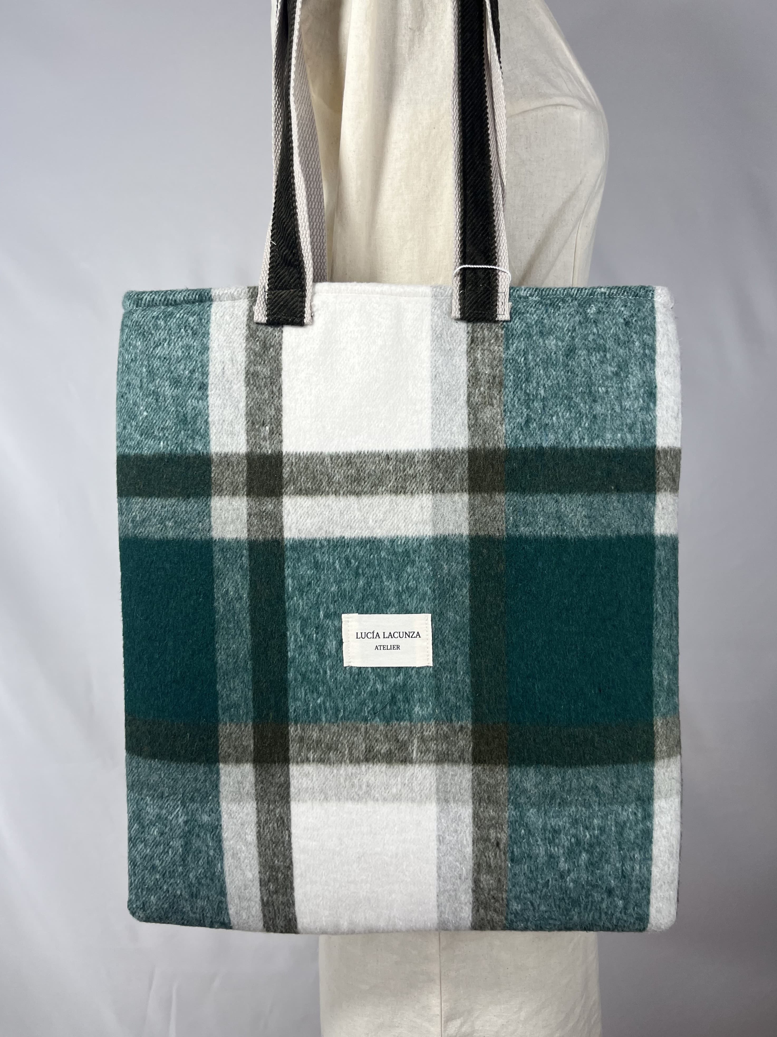 Abeto — bolso verde y gris y blanco artesanal de Lucía Lacunza · vista 3