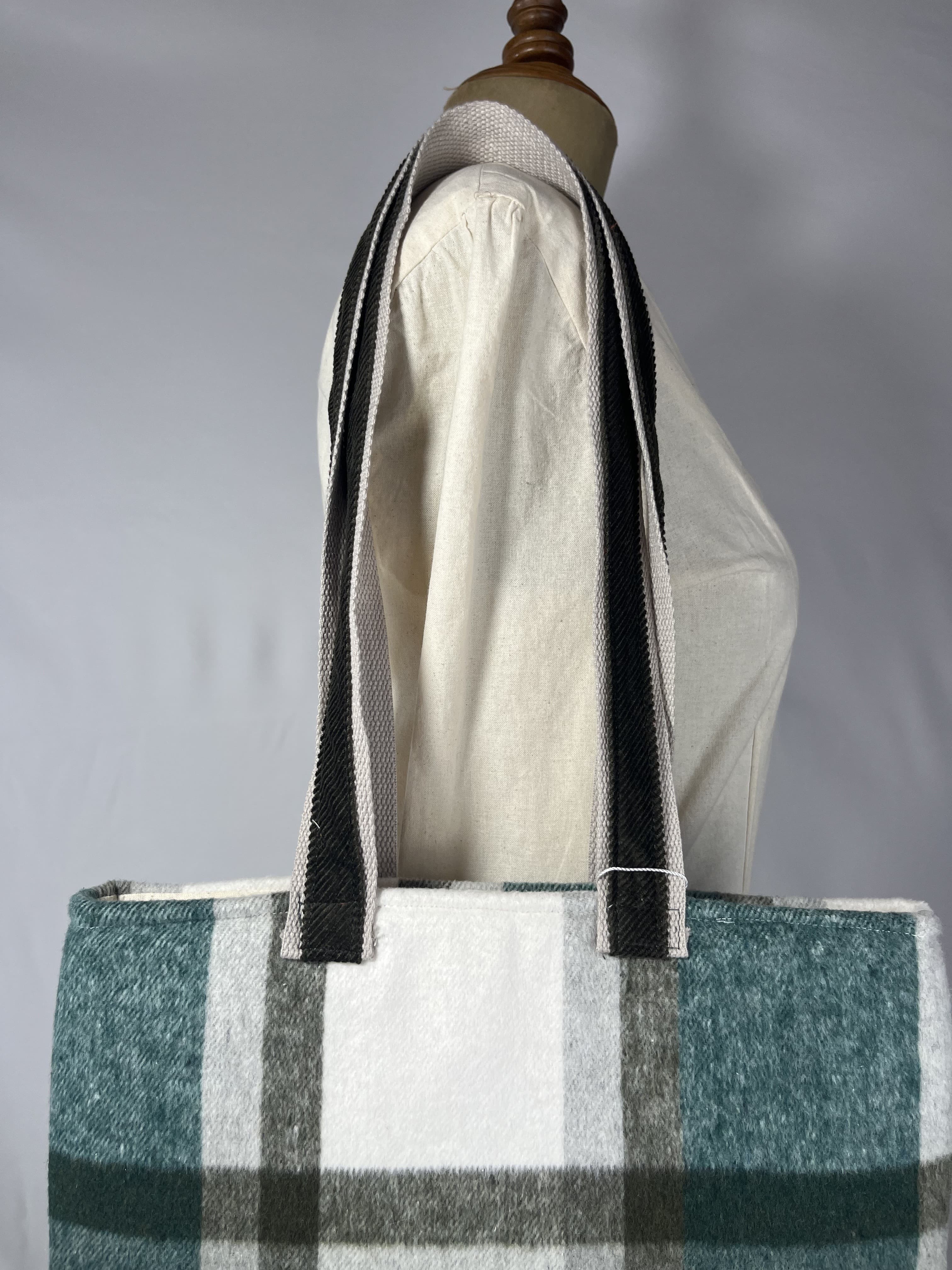 Abeto — bolso verde y gris y blanco artesanal de Lucía Lacunza · vista 4
