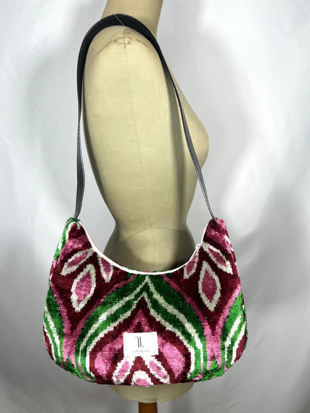 Amaranta — bolso verde y rosa y rojo y blanco artesanal de Lucía Lacunza