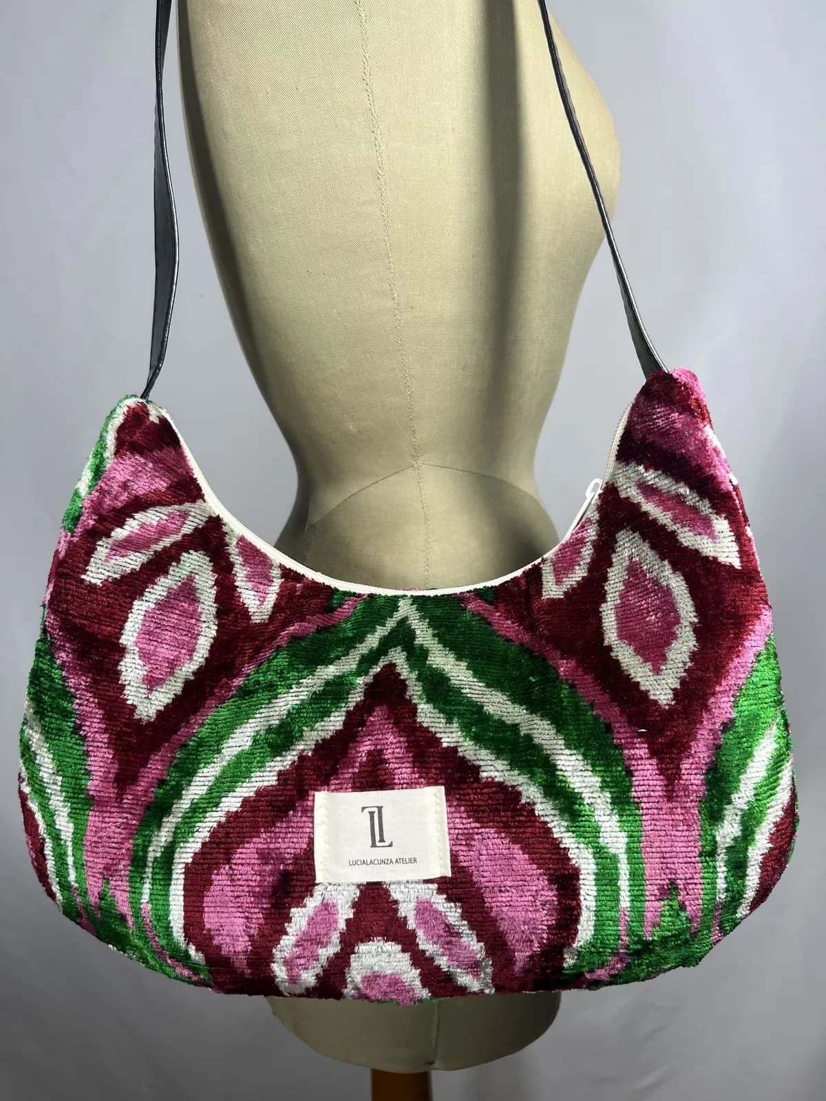 Amaranta — bolso verde y rosa y rojo y blanco artesanal de Lucía Lacunza · vista 2