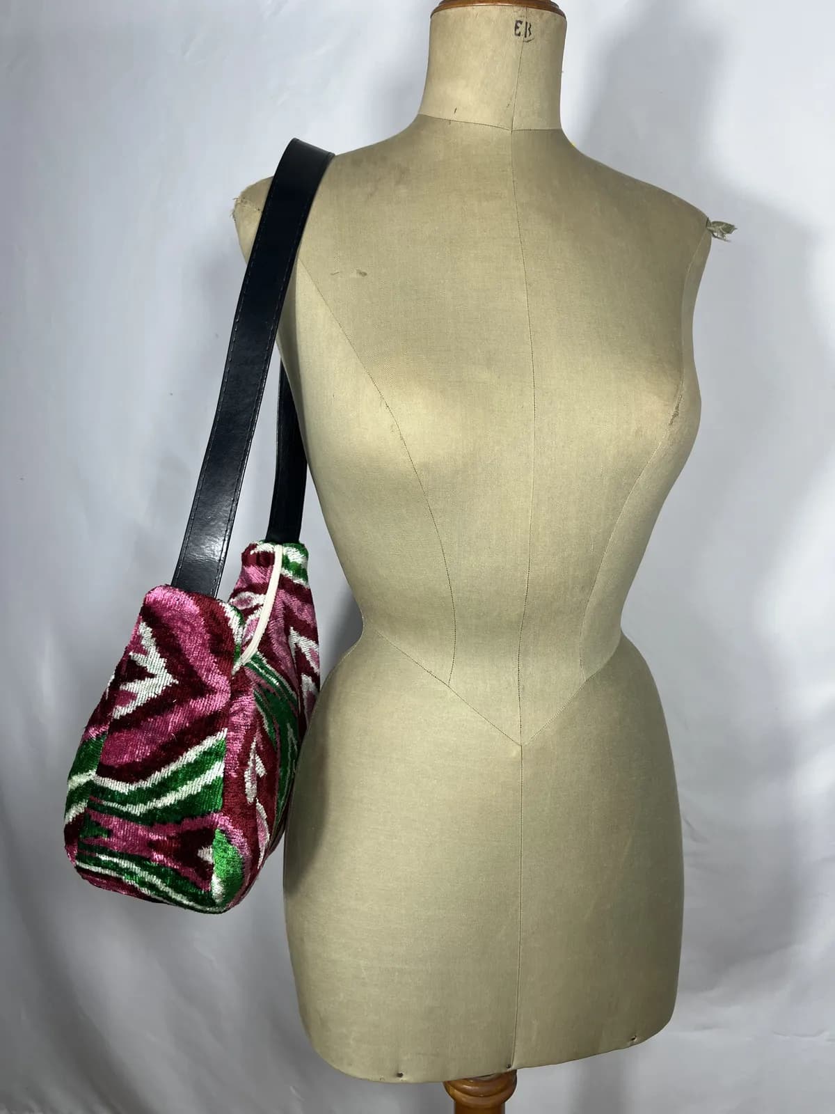Amaranta — bolso verde y rosa y rojo y blanco artesanal de Lucía Lacunza · vista 3