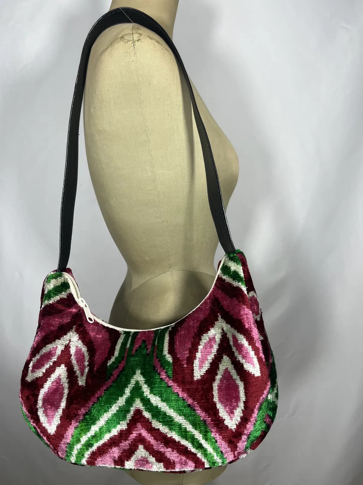 Amaranta — bolso verde y rosa y rojo y blanco artesanal de Lucía Lacunza · vista 4
