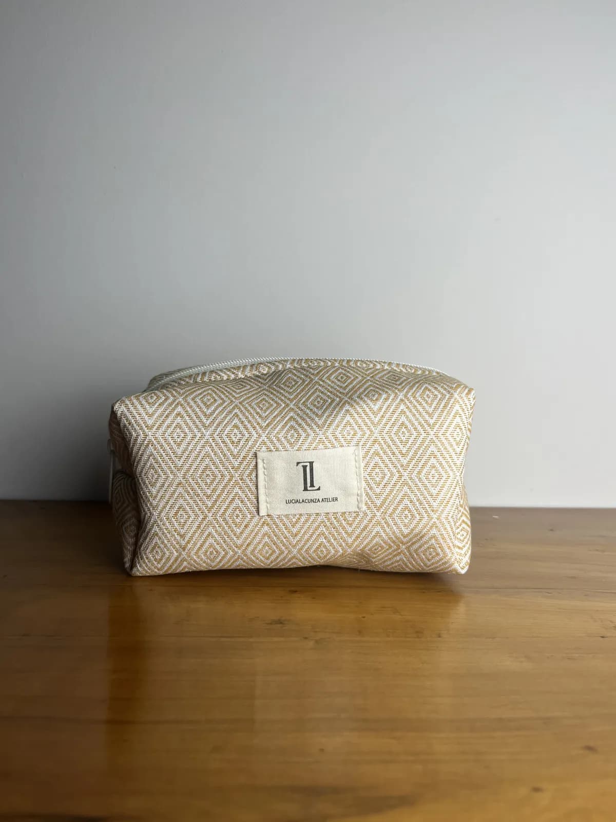 Trigo — neceser amarillo y beige artesanal de Lucía Lacunza