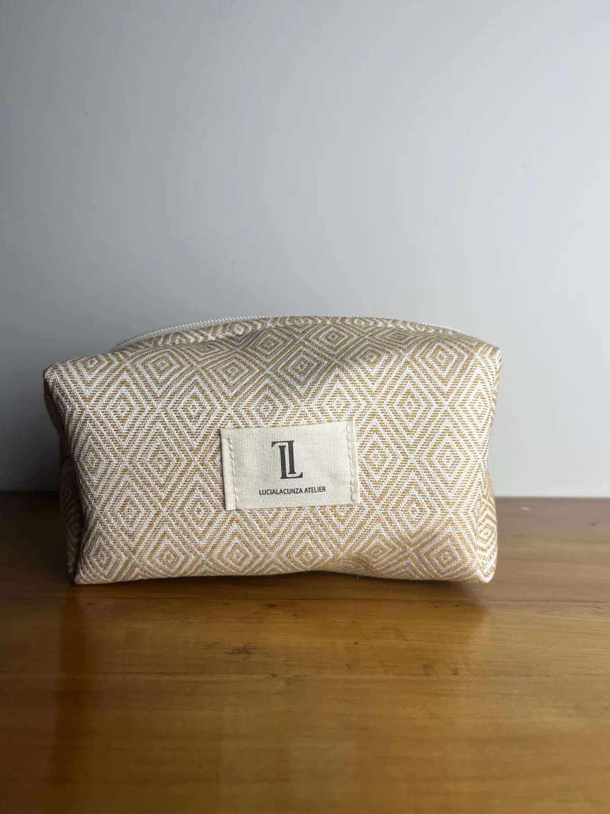 Trigo — neceser amarillo y beige artesanal de Lucía Lacunza · vista 3
