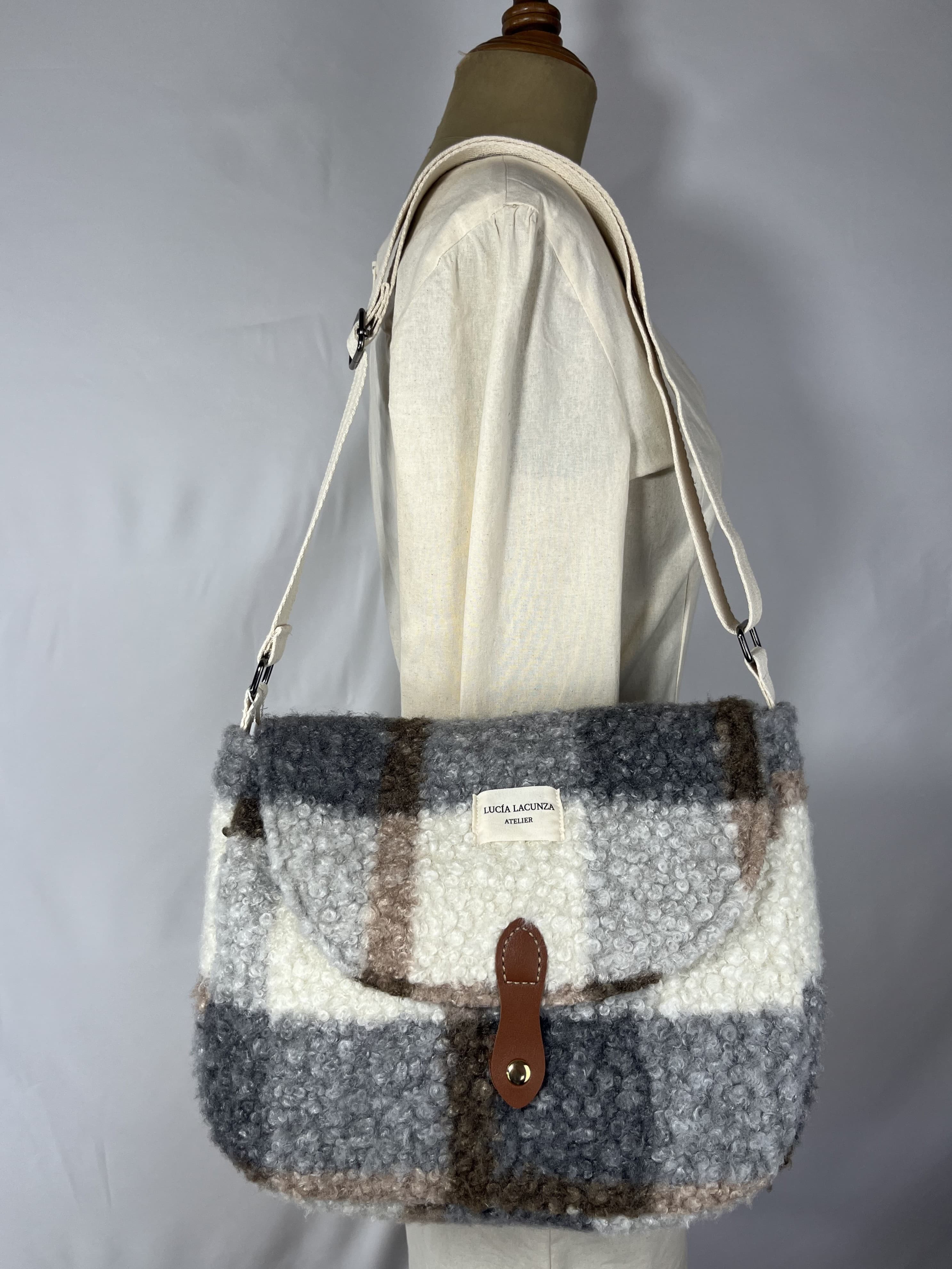 Sierra — bolso gris y blanco y marrón artesanal de Lucía Lacunza