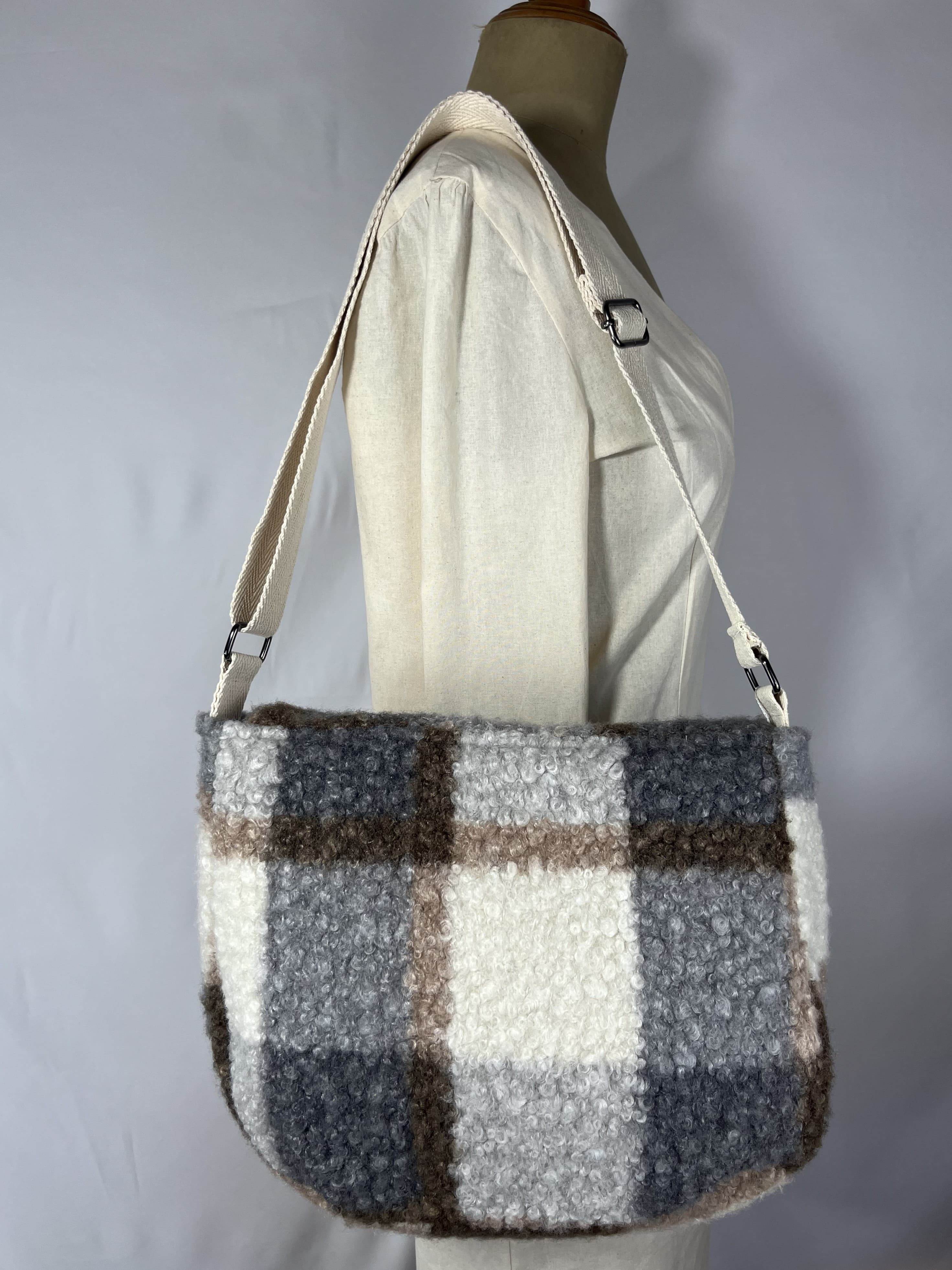 Sierra — bolso gris y blanco y marrón artesanal de Lucía Lacunza · vista 2