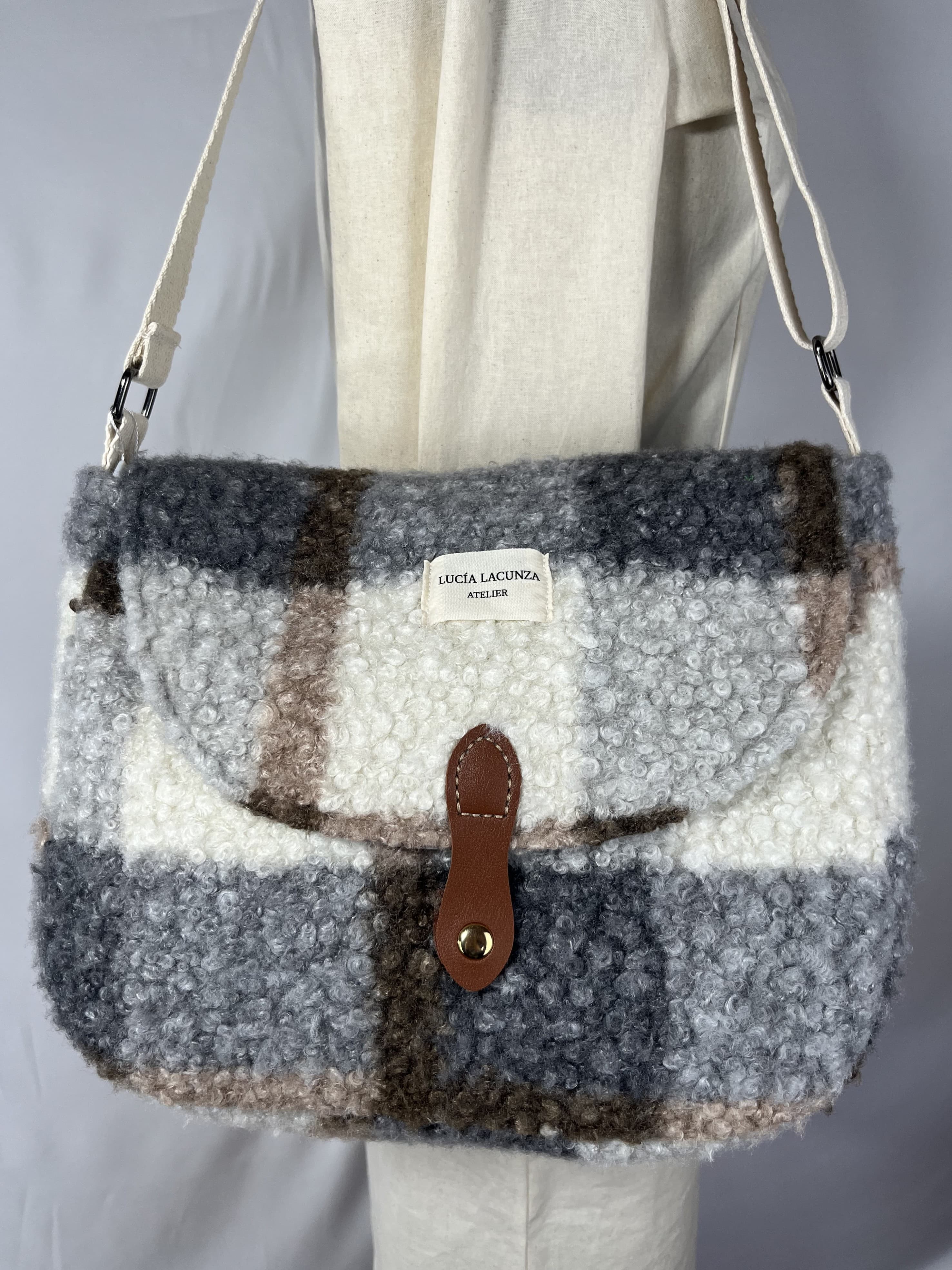 Sierra — bolso gris y blanco y marrón artesanal de Lucía Lacunza · vista 3