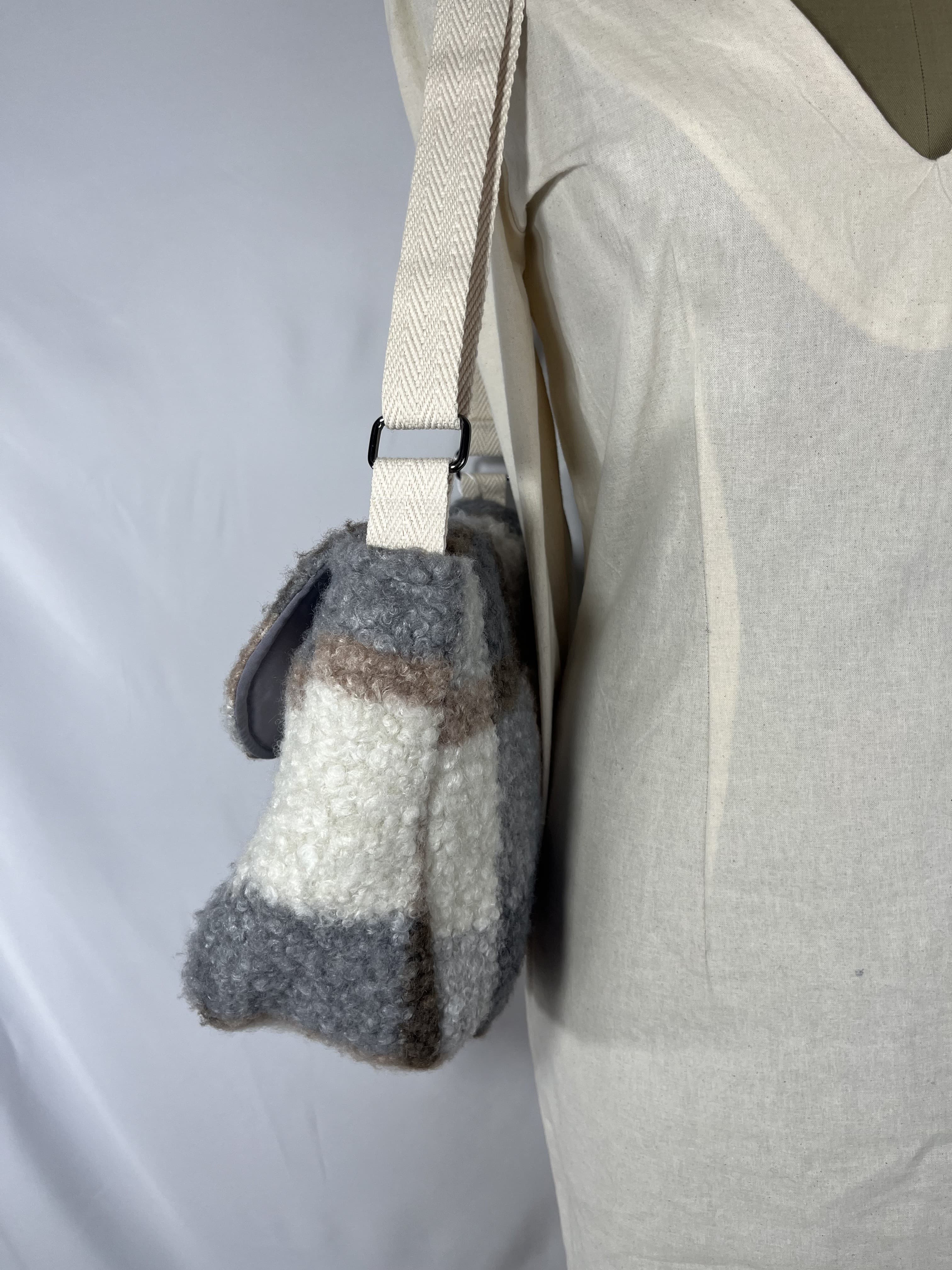 Sierra — bolso gris y blanco y marrón artesanal de Lucía Lacunza · vista 5