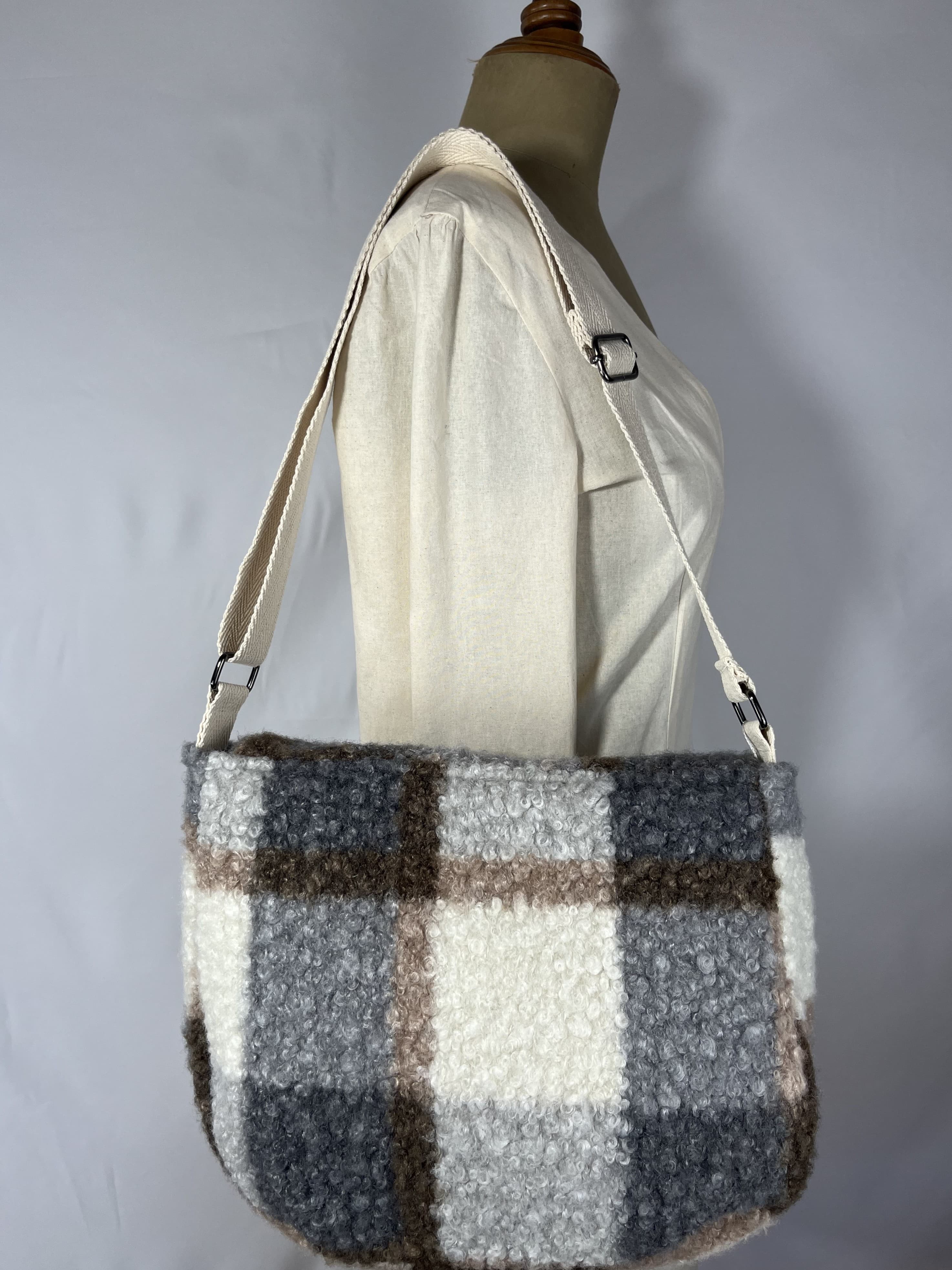 Sierra — bolso gris y blanco y marrón artesanal de Lucía Lacunza · vista 6
