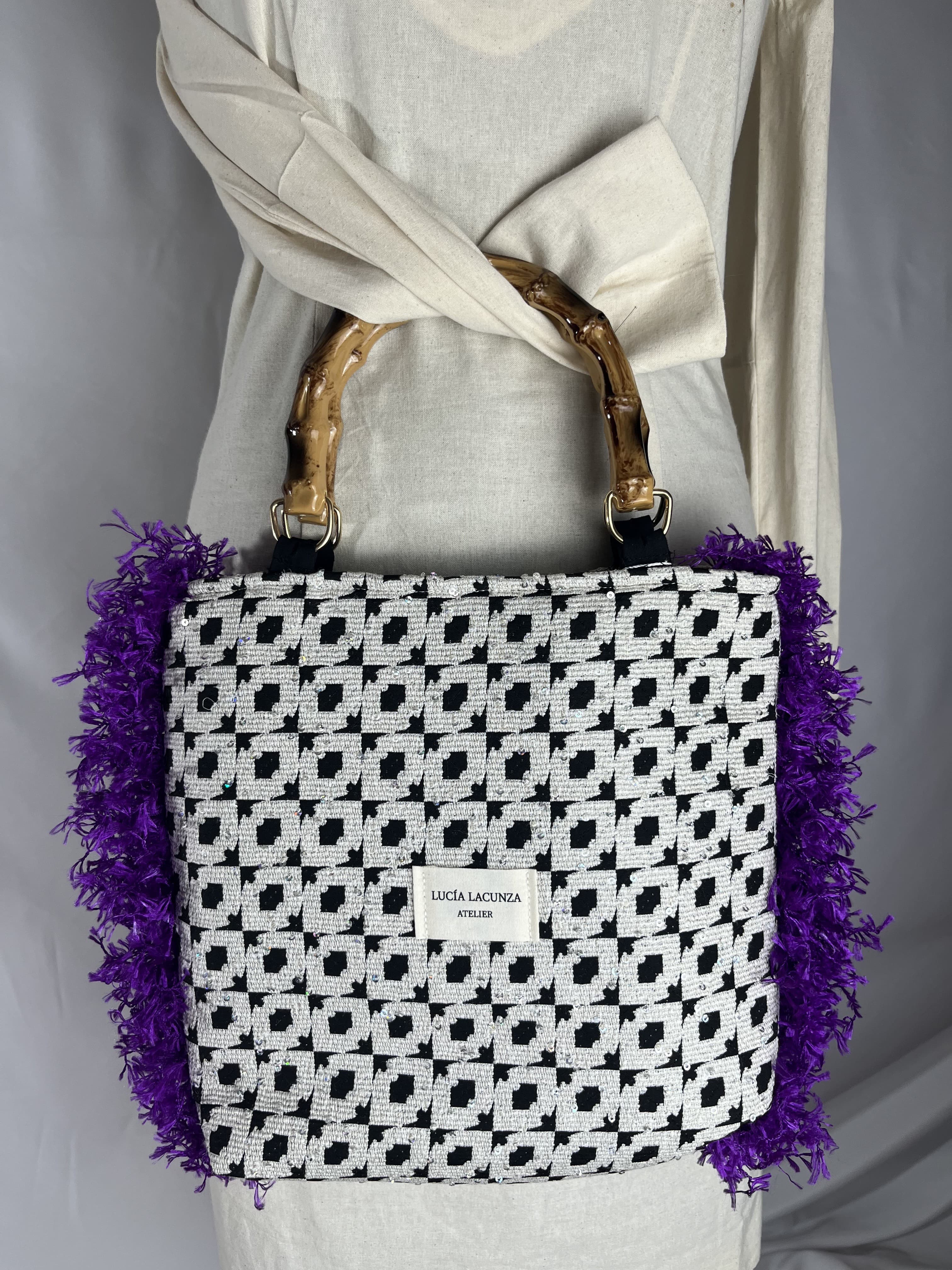 Mora — bolso negro y morado y blanco y marron artesanal de Lucía Lacunza