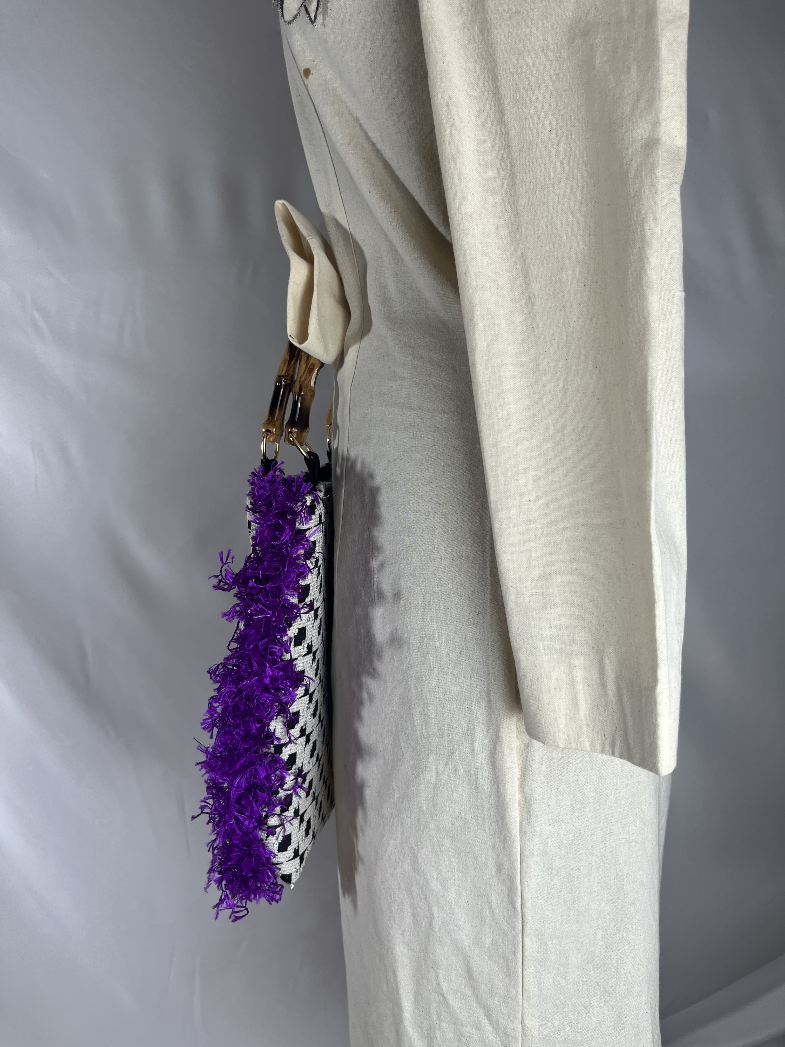 Mora — bolso negro y morado y blanco y marron artesanal de Lucía Lacunza · vista 2