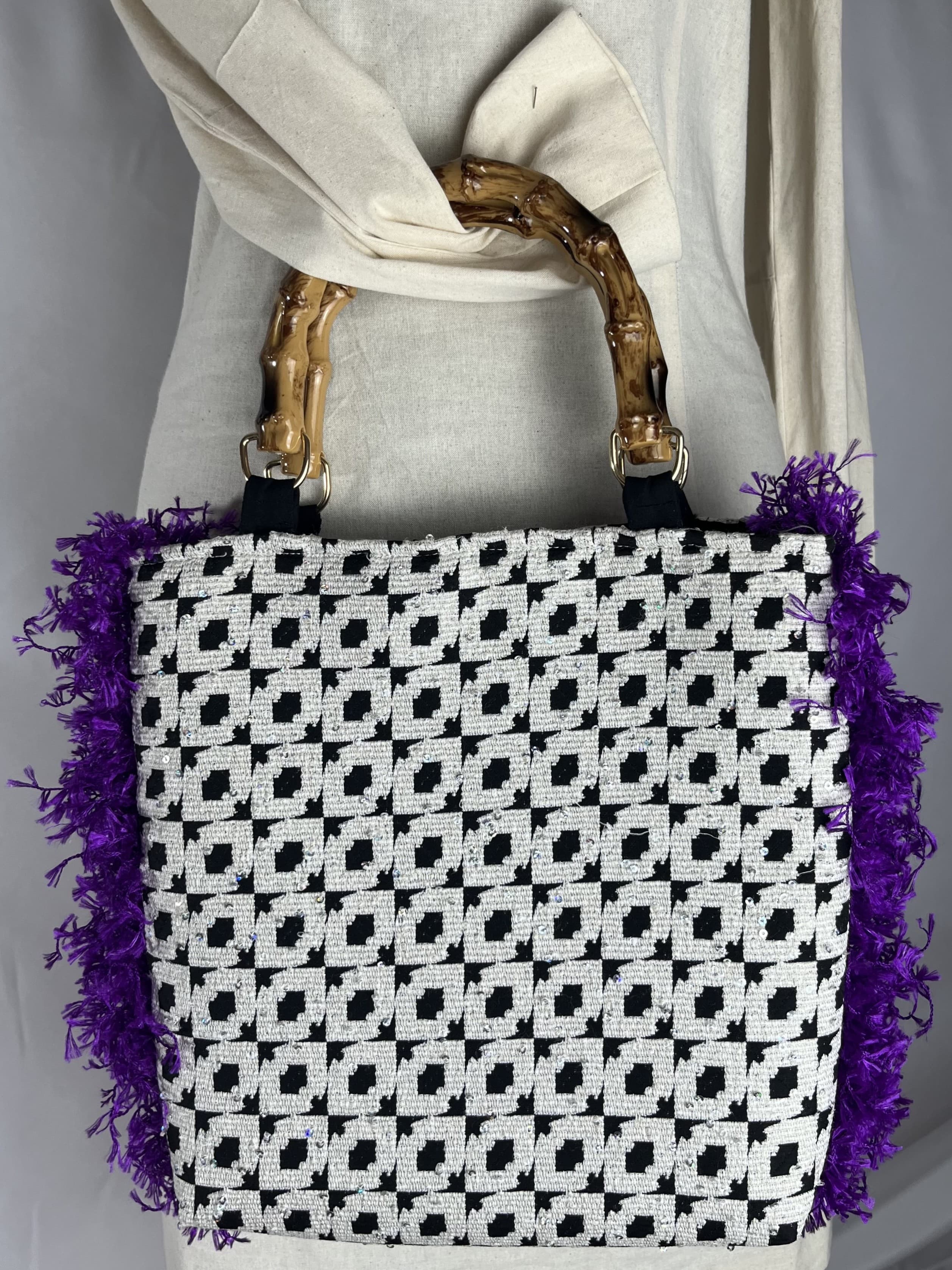Mora — bolso negro y morado y blanco y marron artesanal de Lucía Lacunza · vista 3
