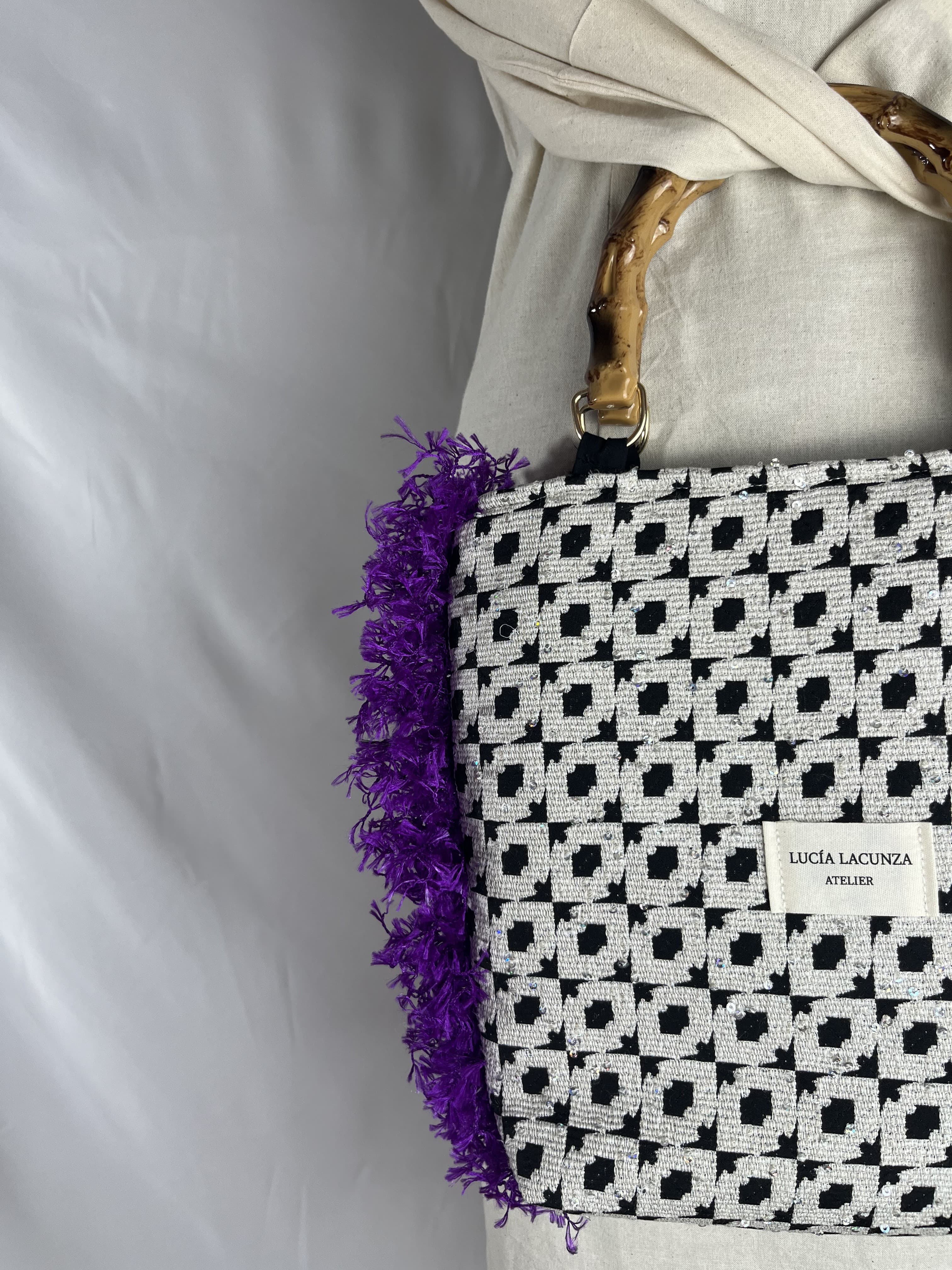 Mora — bolso negro y morado y blanco y marron artesanal de Lucía Lacunza · vista 4