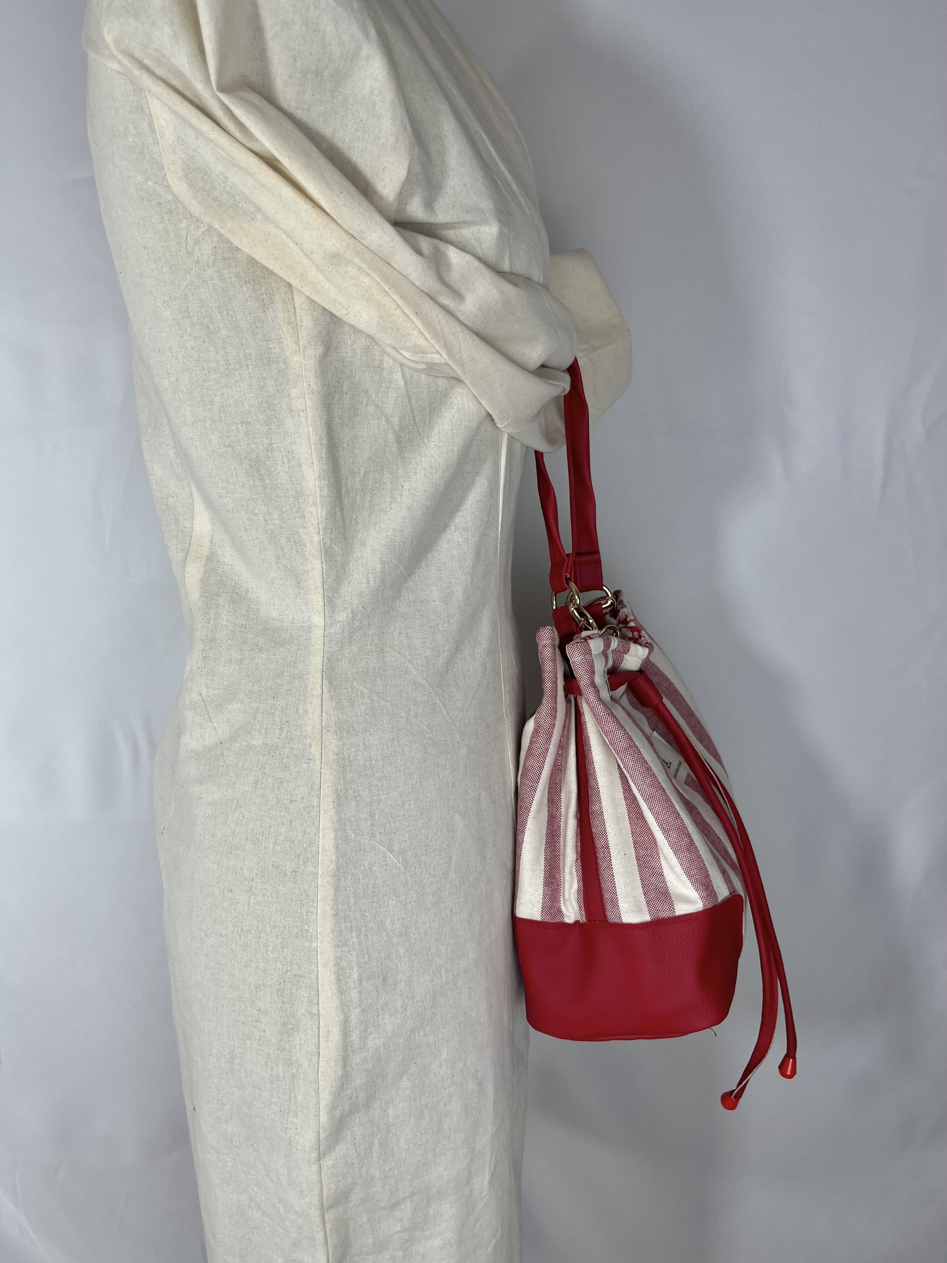 Garnet — bolso rojo y beige artesanal de Lucía Lacunza · vista 2
