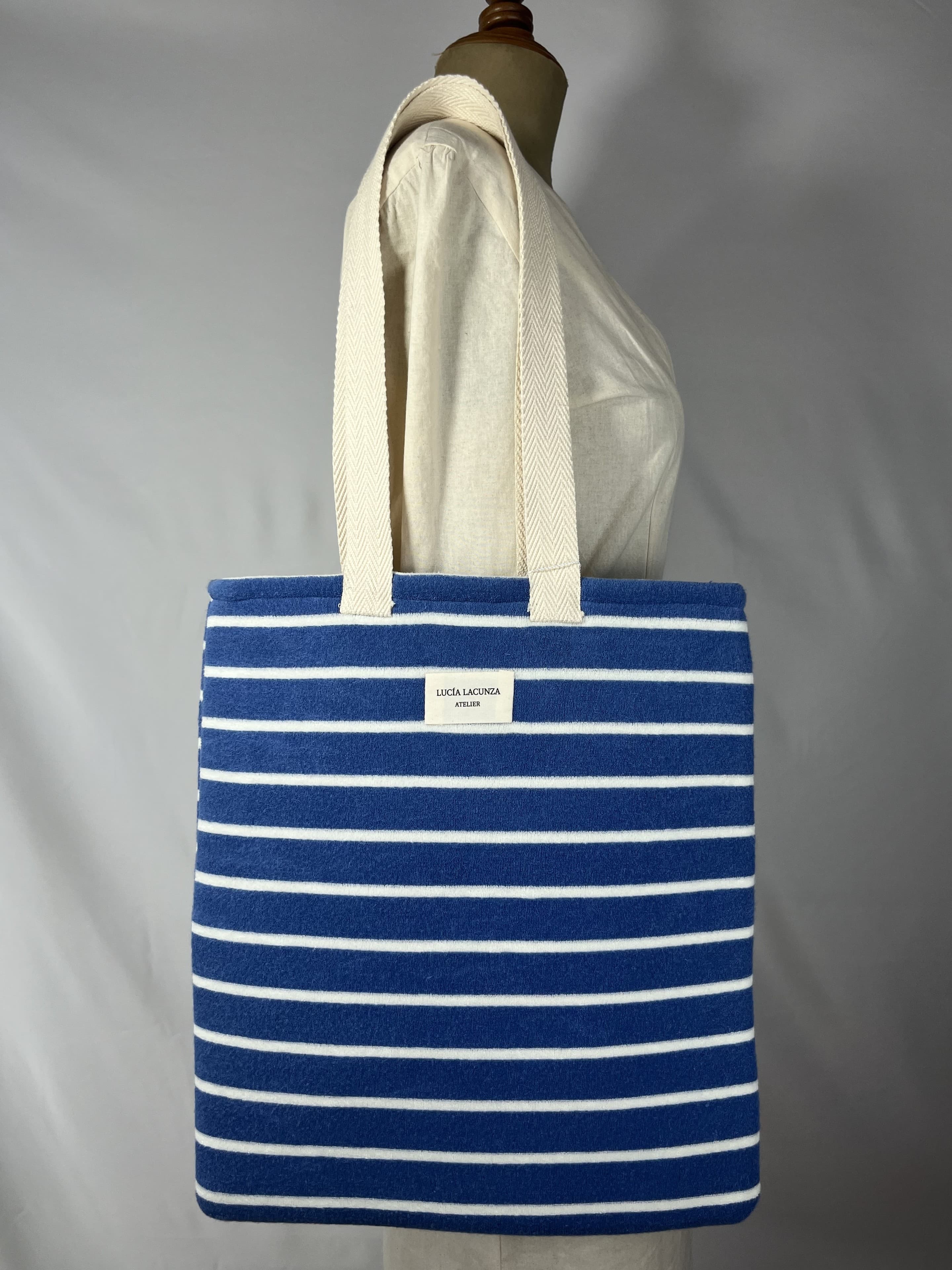 Niza — bolso azul y blanco artesanal de Lucía Lacunza