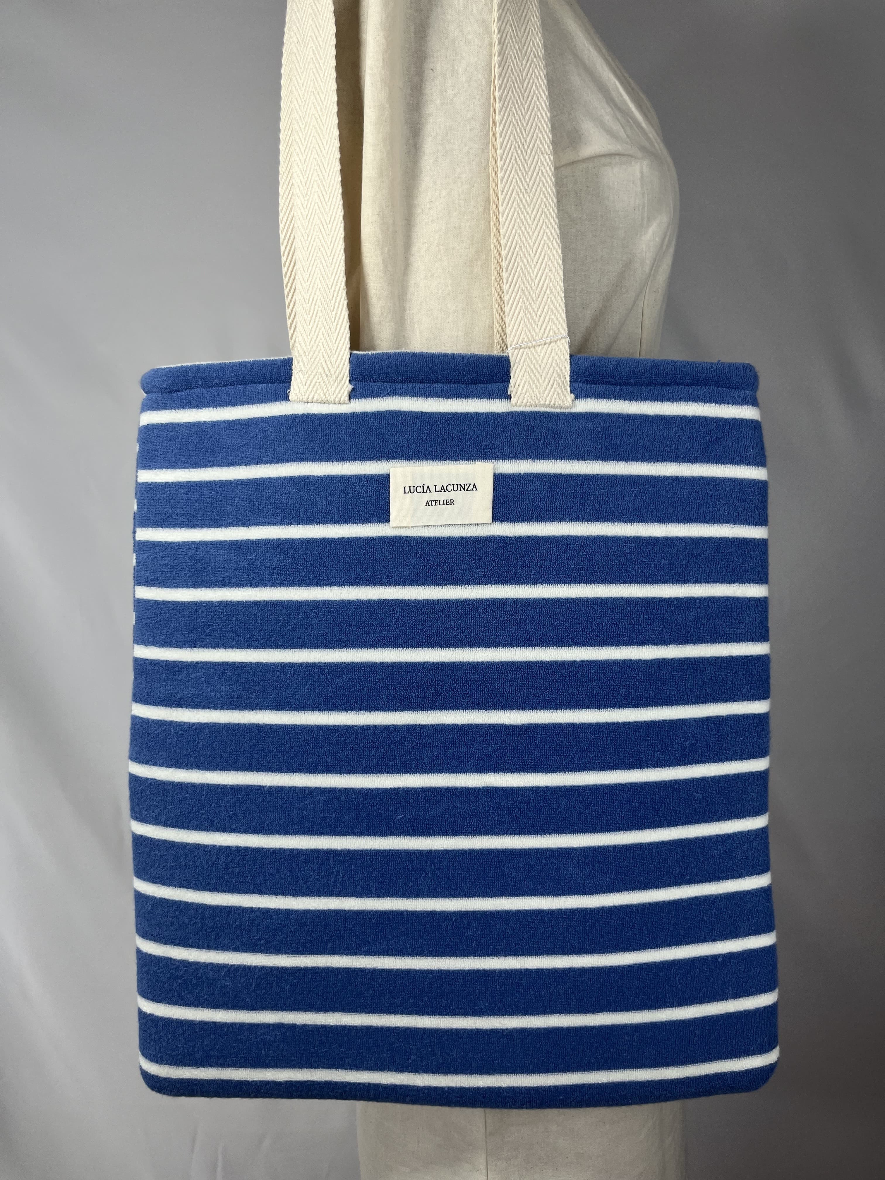 Niza — bolso azul y blanco artesanal de Lucía Lacunza · vista 3
