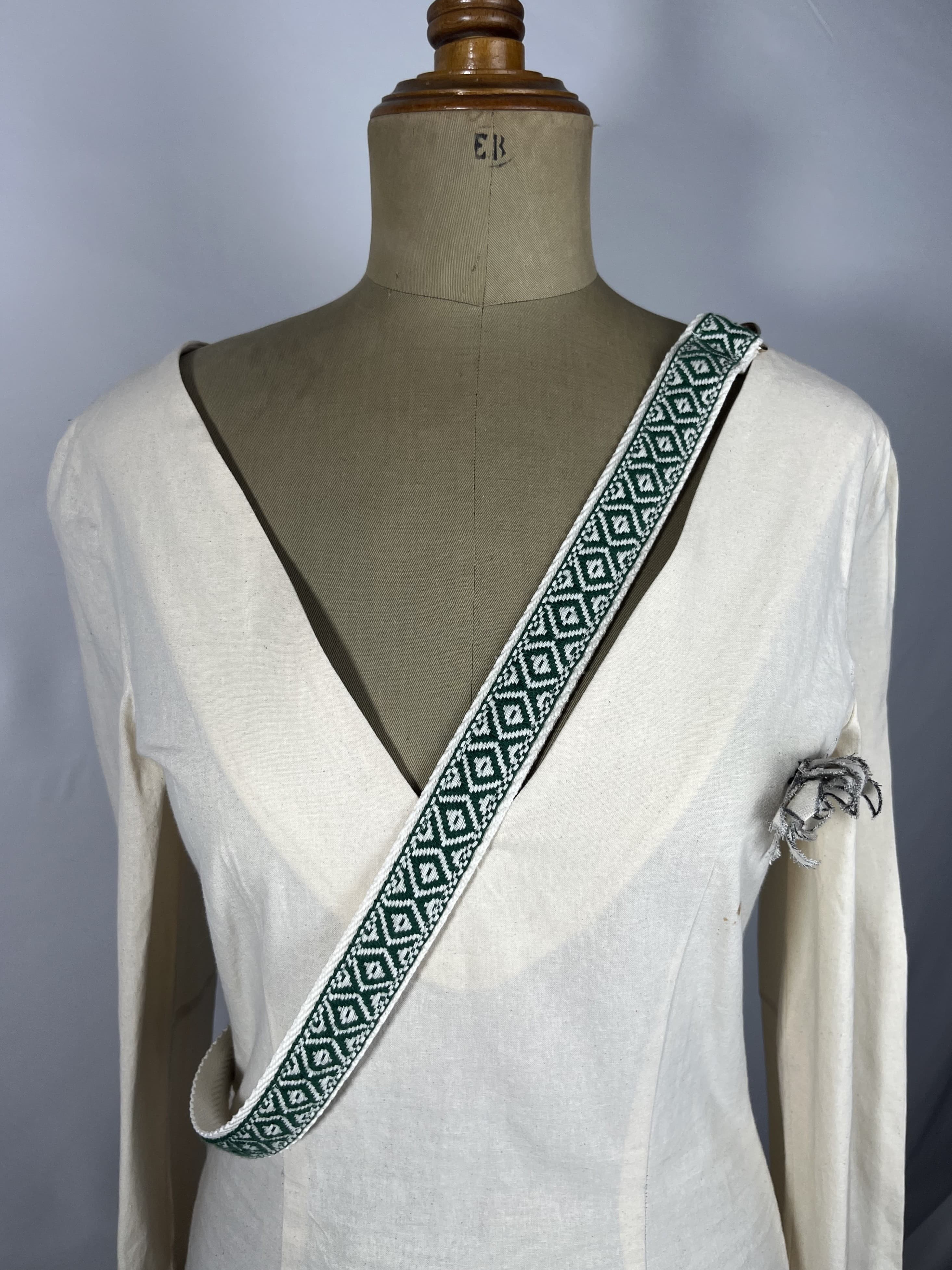 Jade — accesorio verde y beige artesanal de Lucía Lacunza
