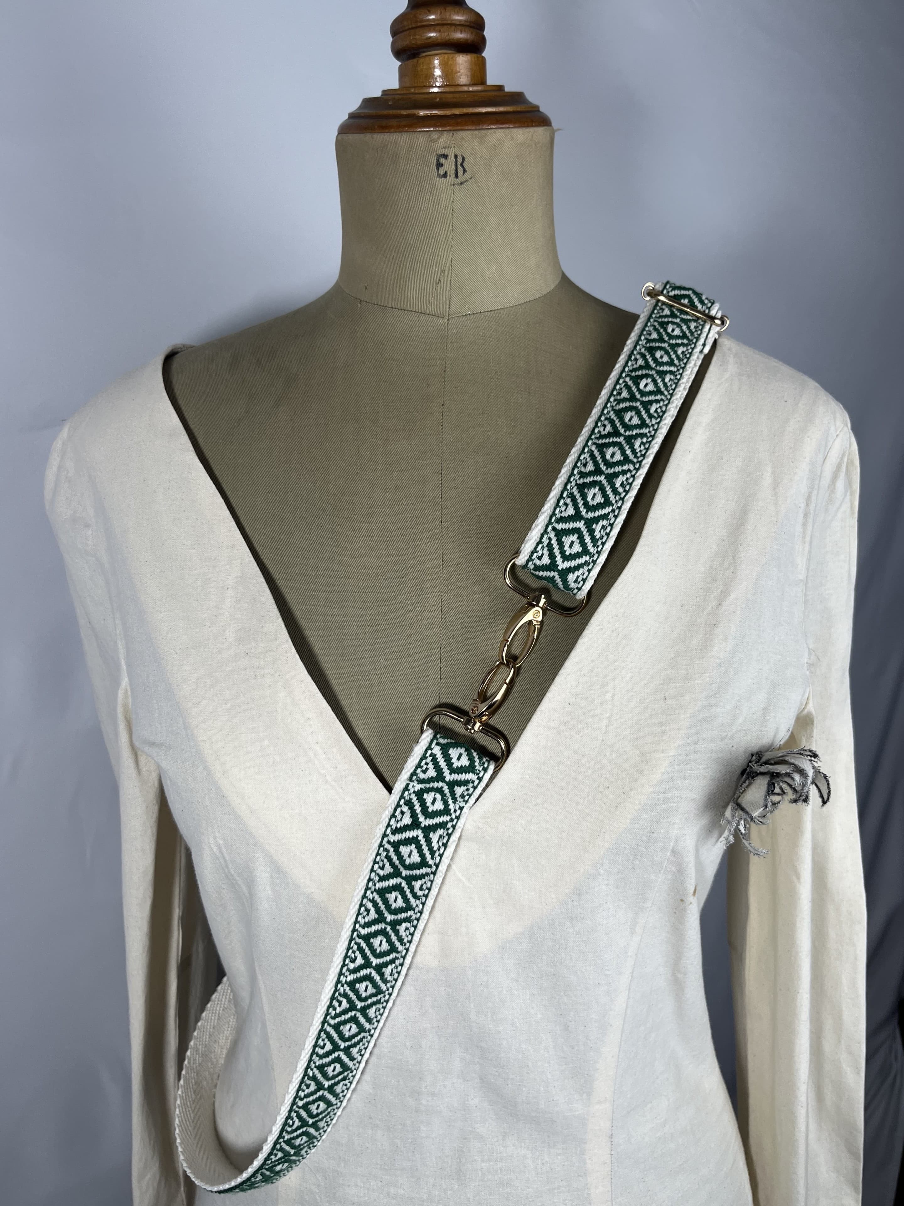 Jade — accesorio verde y beige artesanal de Lucía Lacunza · vista 2