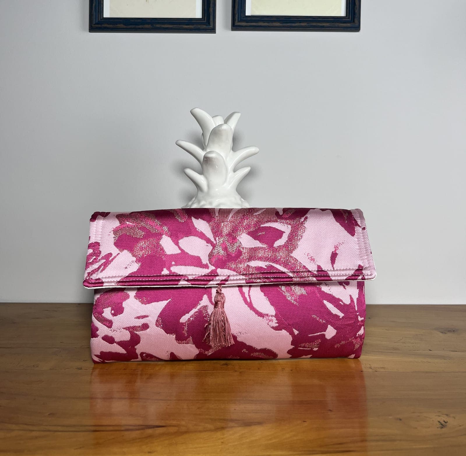 Petalo — cartera rosa y dorado artesanal de Lucía Lacunza
